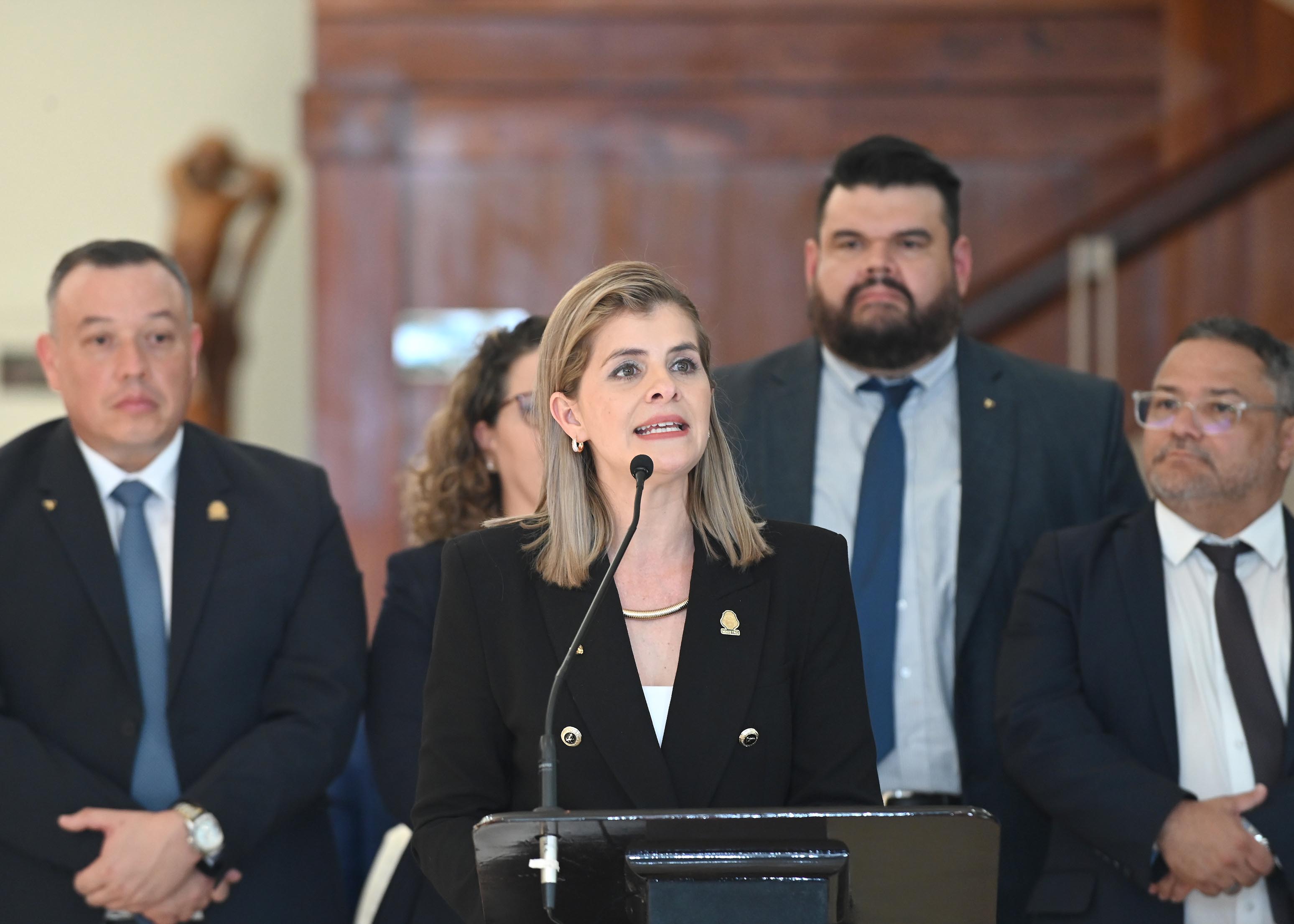 Presidente Chávez anuncia renuncia y sustitución de 5 ministros del gabinete.