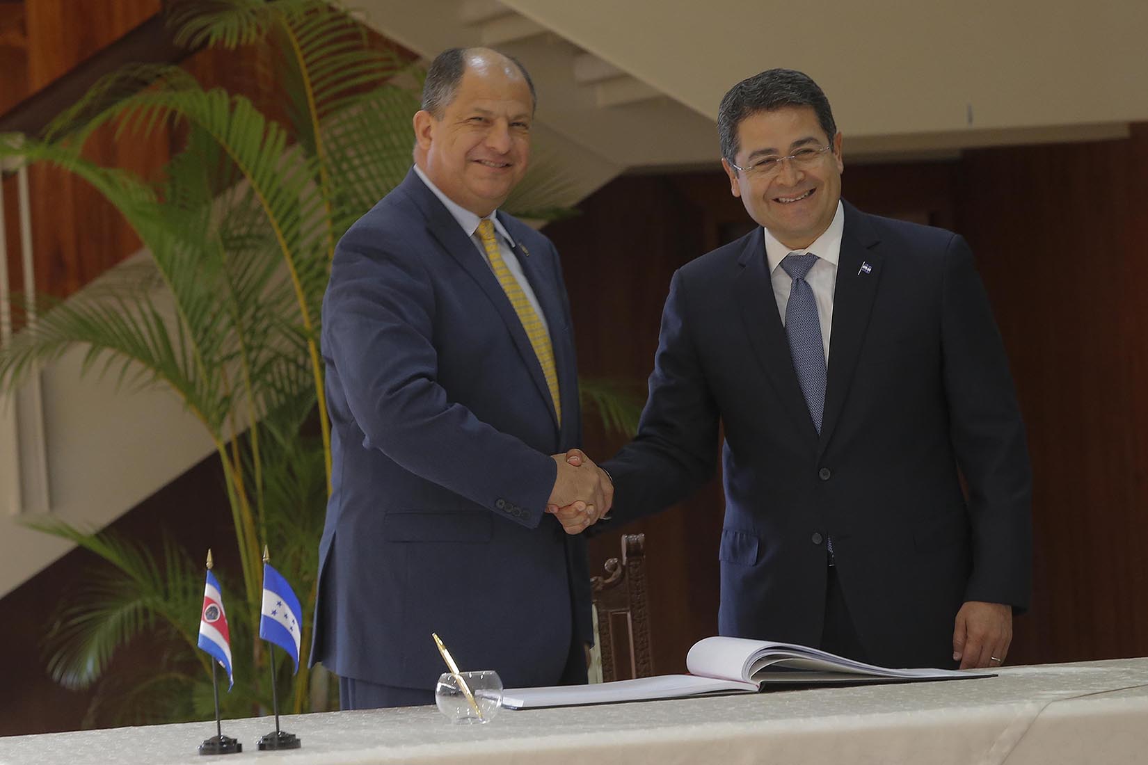 Luis Guillermo Solís y el presidente de Honduras, Juan Orlando Hernández (der.) tuvieron una reunión de trabajo en Casa Presidencial durante la mañana de este martes.