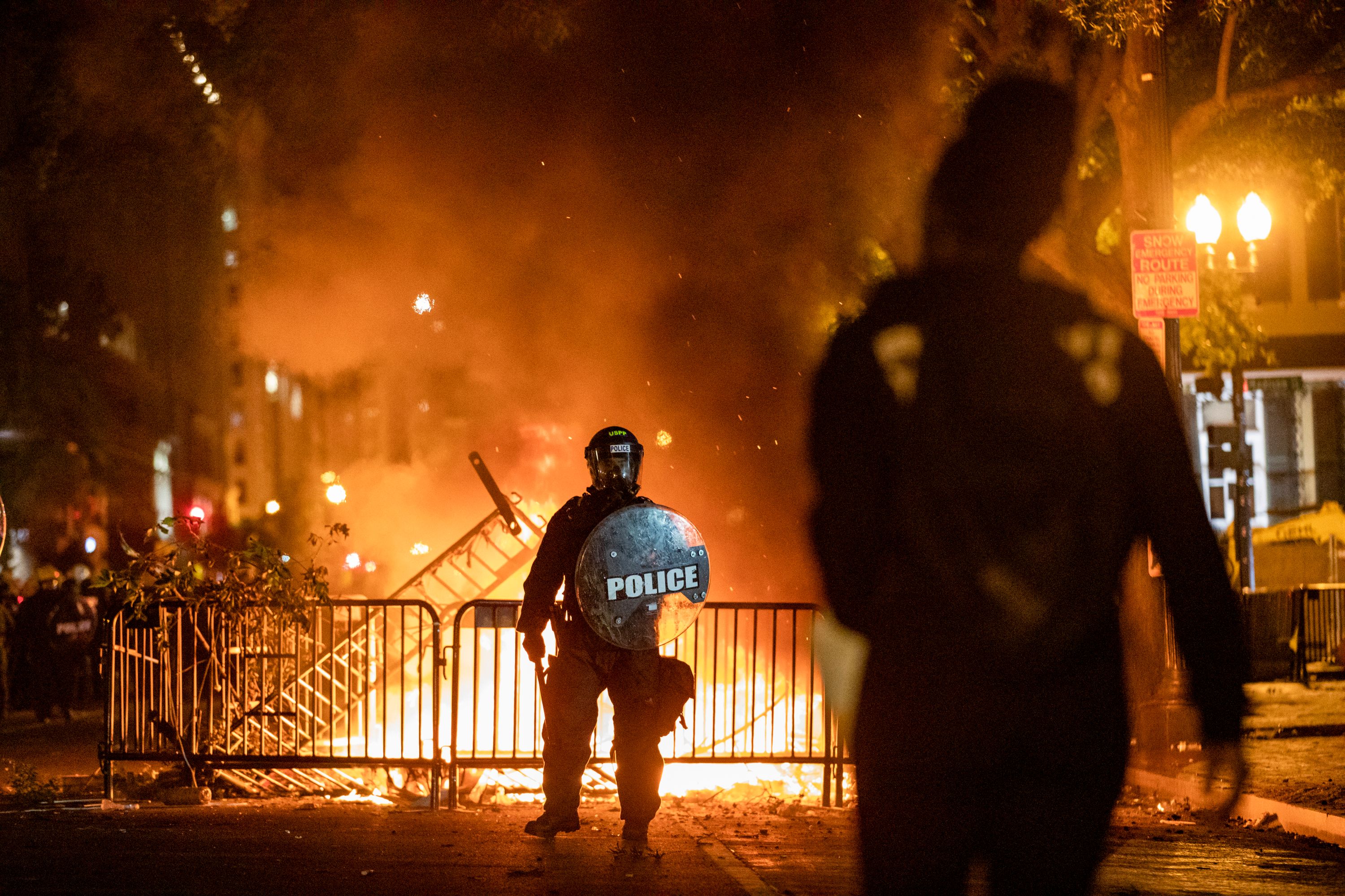 Protestors and Police face off in front of the White House protesting the death of George Floyd at the hands of Minneapolis Police in Washington, D.C. on May 31, 2020. - Thousands of National Guard troops patrolled major US cities after five consecutive nights of protests over racism and police brutality that boiled over into arson and looting, sending shock waves through the country. The death Monday of an unarmed black man, George Floyd, at the hands of police in Minneapolis ignited this latest wave of outrage in the US over law enforcement's repeated use of lethal force against African Americans -- this one like others before captured on cellphone video. (Photo by Samuel Corum / AFP)