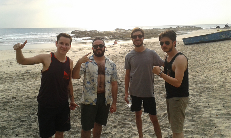 Al igual que el filme original, Ricardo Rodríguez (Manuel), Allen Pinkay (Roberto) , Mauricio Dapena (Bernie), y Édgar Román (Néstor) son los protagonistas de El cielo rojo 2 . Fotografía: Al FILO DE LA NAVAJA PARA LN.