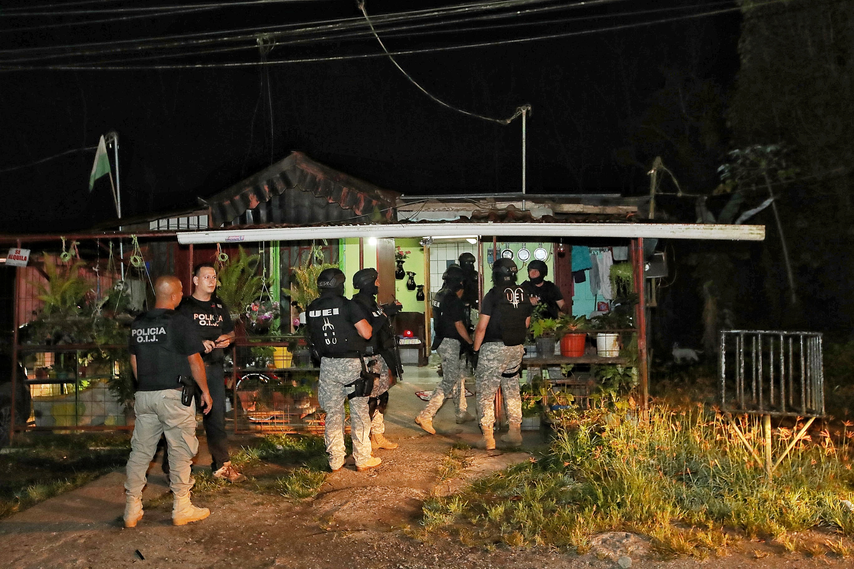 04/03/2020/ Allanamientos simultáneos por parte del OIJ en Matina centro frente a la plaza en dos casas por caso de extranjero asesinado en 2018 / foto: John Durán