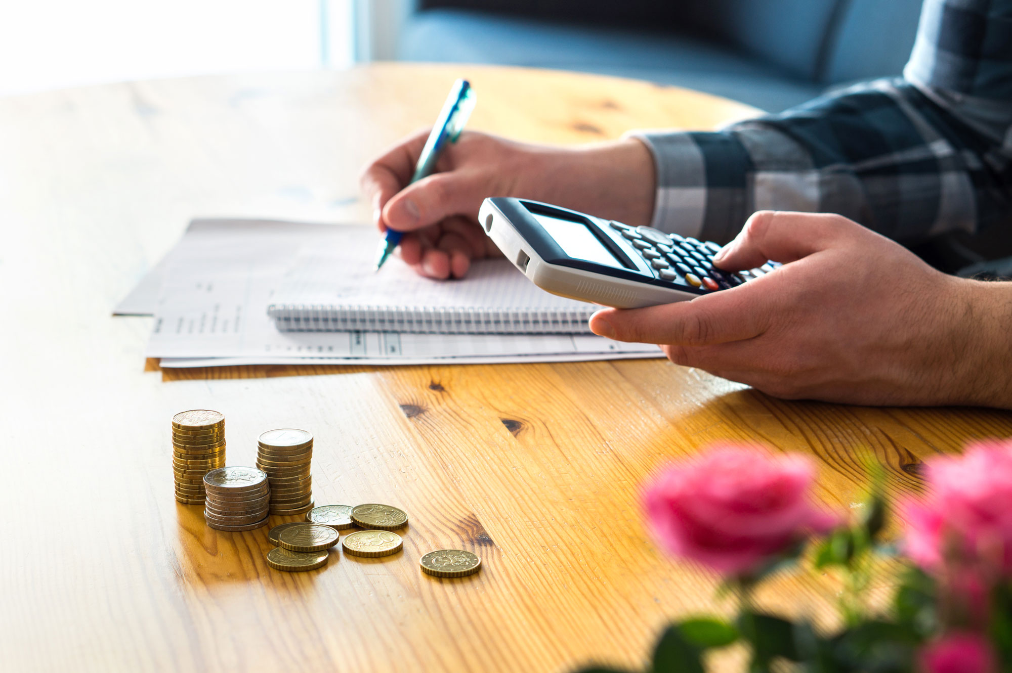 Al realizar un presupuesto cada mes, podrá conocer cuál es su capacidad de ahorro y además organizar sus finanzas para atender problemas de atención a sus obligaciones.