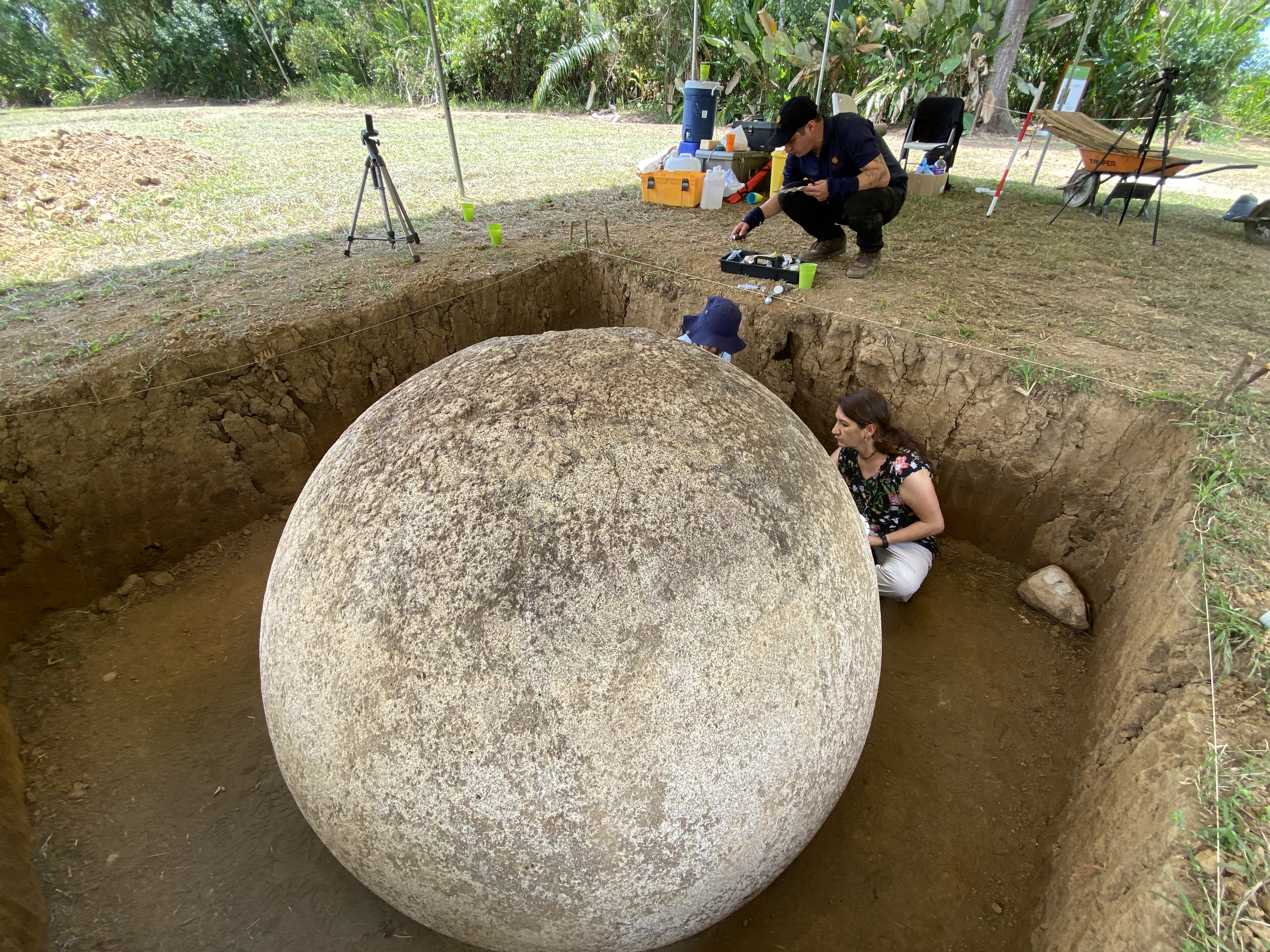 Este trabajo de campo se concentra en dos esferas del parque arqueológico en Palmar Sur. Una tiene 1,8 metros de diámetro y la otra 1,9.
Fotografía: Museo Nacional