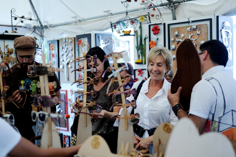 Las personas se acercaban a los toldos para ver el trabajo de los artesanos. Algunos aprovecharon la ocasión y compraban varios artículos. Fotografía: Marcela Bertozzi