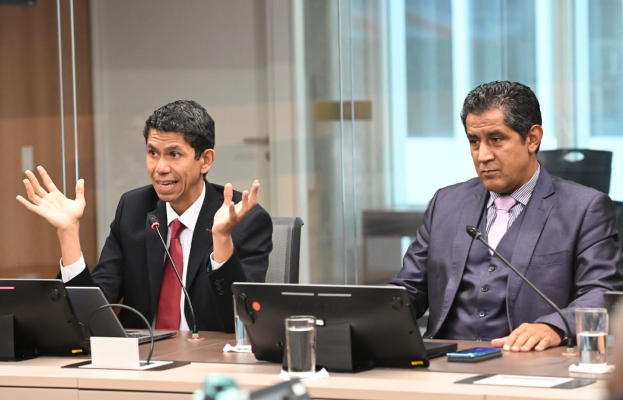 El jerarca del MOPT, Luis Amador, y Nogui Acosta, ministro de Hacienda, dieron cuenta de las gestiones para ampliar el plazo del proyecto y del crédito para ruta 32. Foto: Albert Marín
