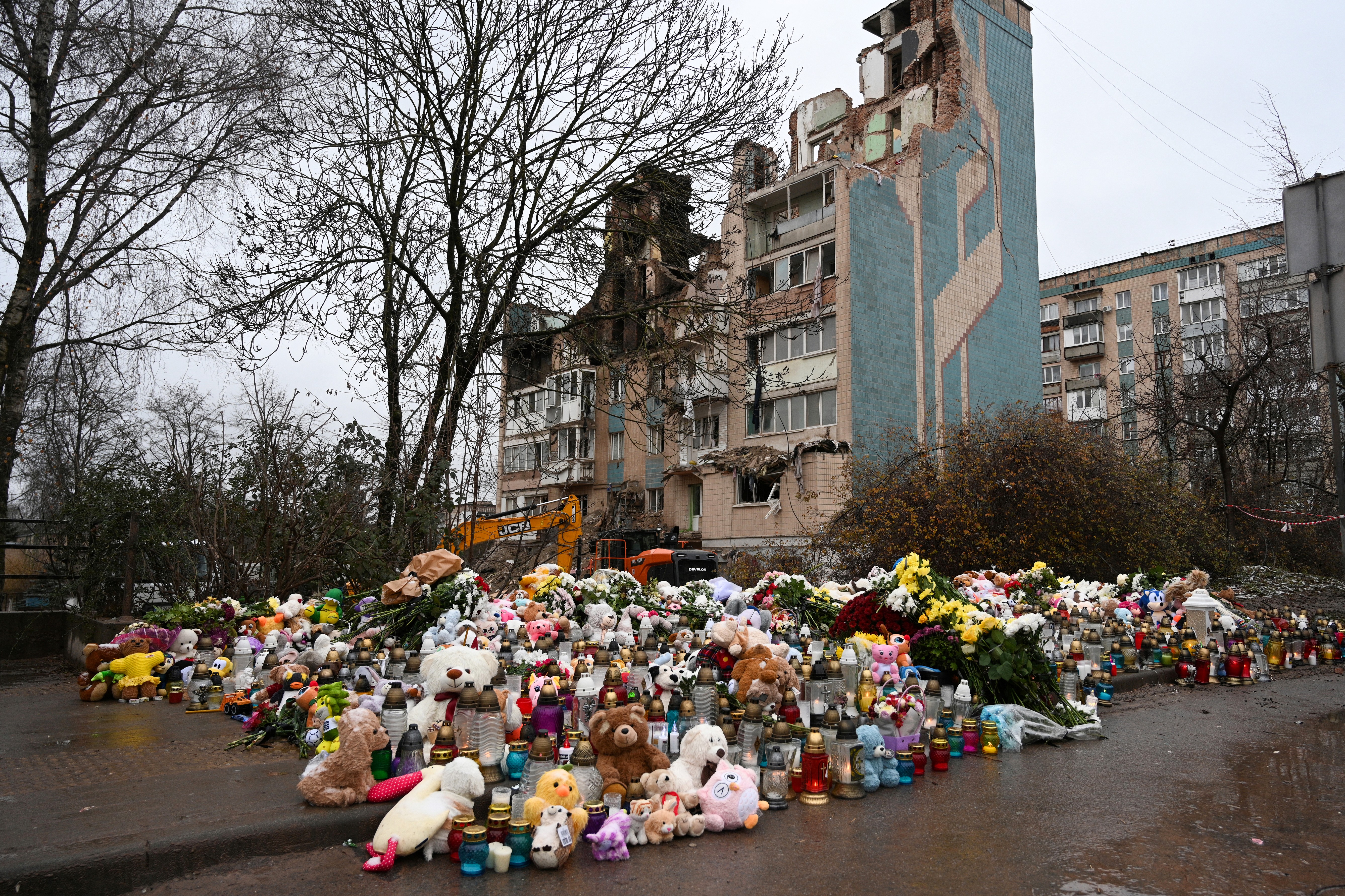 Una fotografía tomada este 22 de noviembre muestra un monumento improvisado cerca de un edificio residencial gravemente dañado en Ternopil, en medio de la invasión rusa de Ucrania. Fotografía: