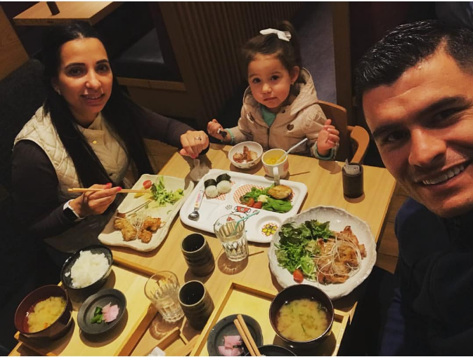 Danny Carvajal junto a su esposa Marcela y su hija Sofía en una cena en Japón. Fotografía: Cortesía