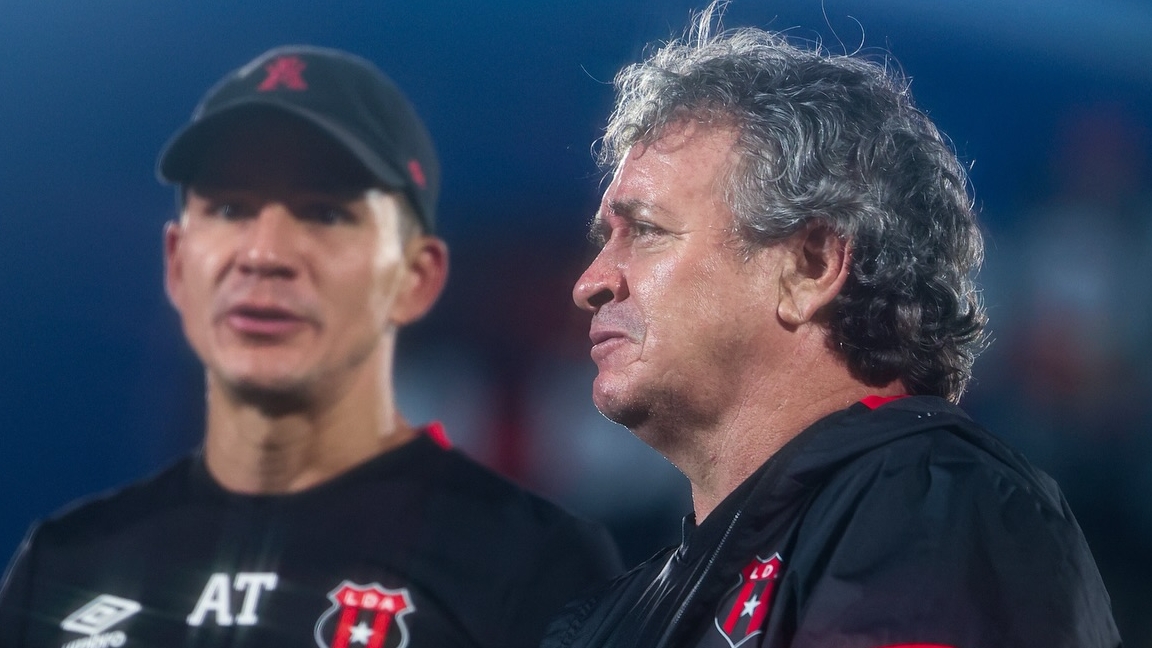 Óscar Ramírez observó y dirigió junto a Wardy Alfaro la última práctica previo al clásico de este sábado entre Saprissa y Liga Deportiva Alajuelense.