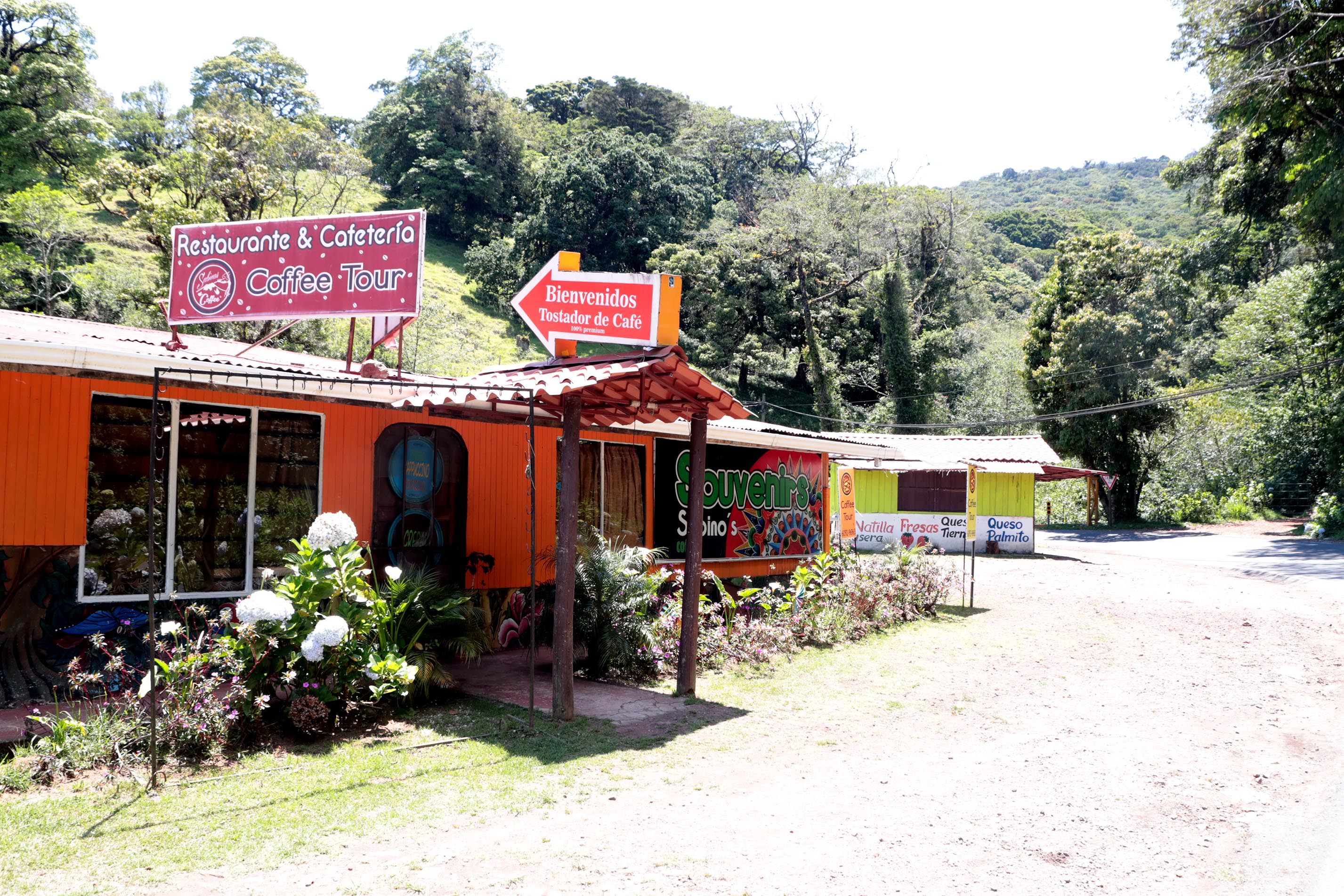 Los comercios aledaños al volcán Poás han visto reducir sus ventas a raíz del cierre del parque nacional.