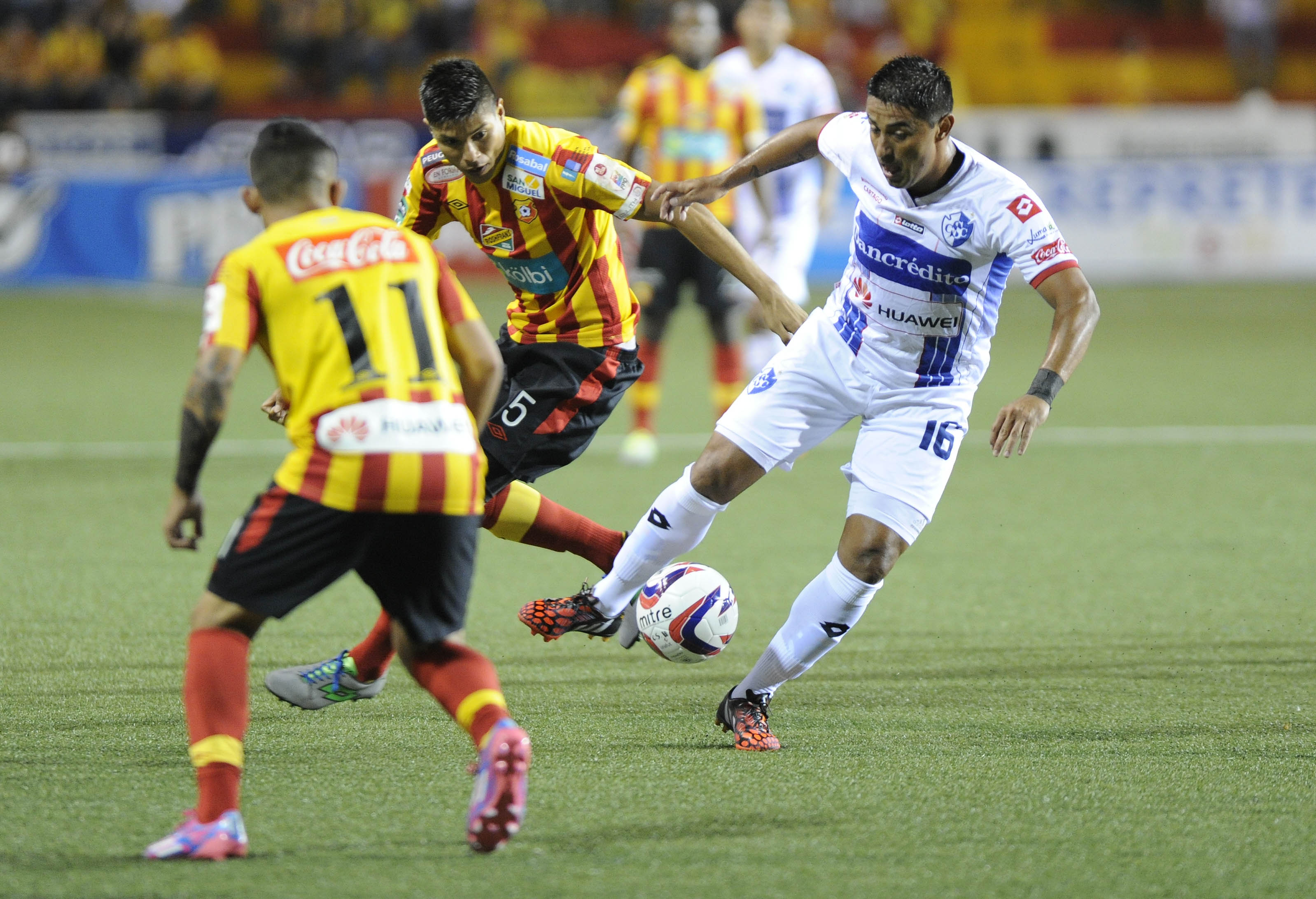 Carlos Hernández disputa la pelota con el volante Esteban Granados en el juego entre Herediano y Cartaginés.