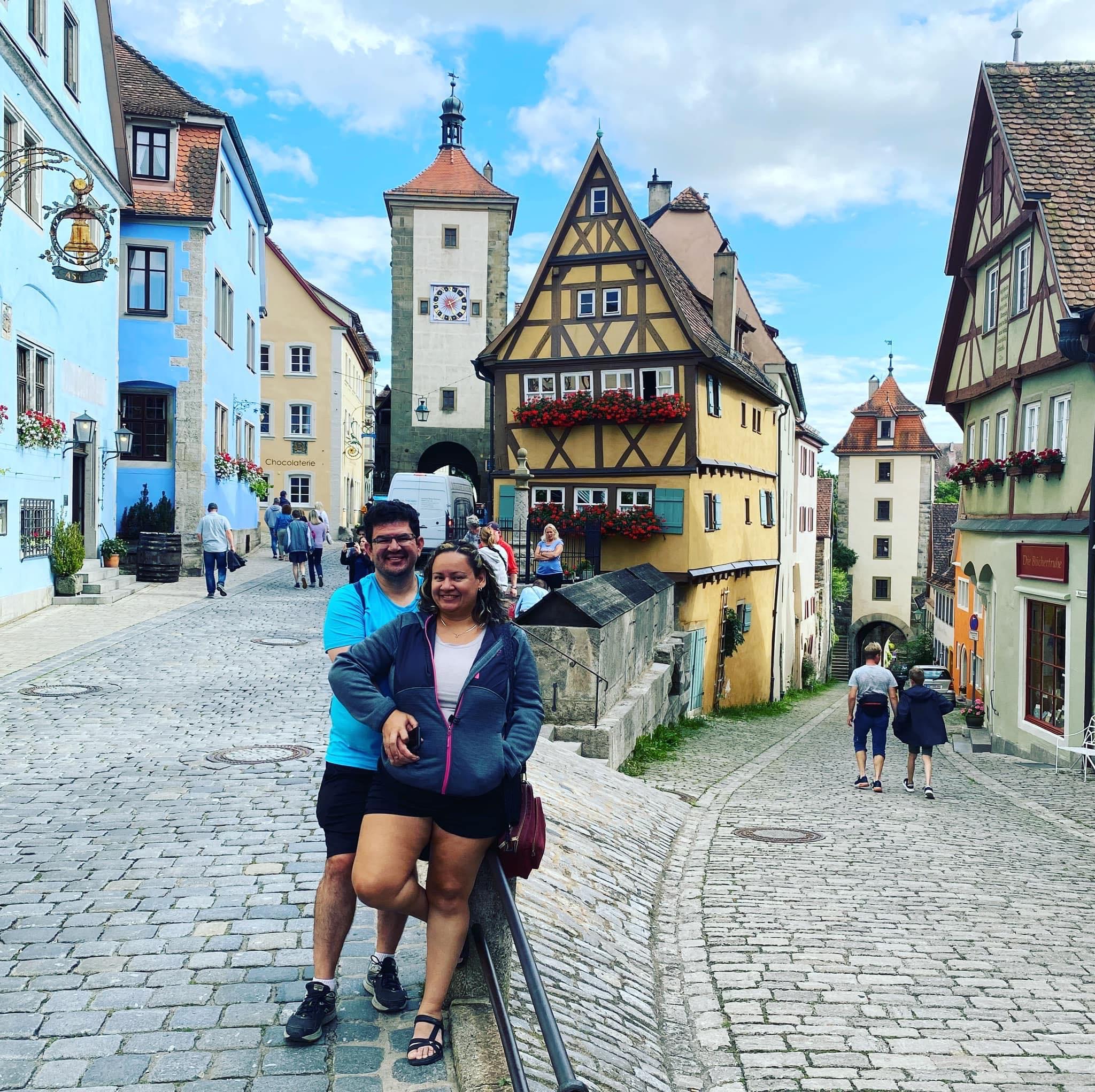 Uno de los sitios más encantadores de Alemania es Rothenburg ob ter Traube, en Baviera. Nancy Díaz y Jairo Villegas S., en agosto del 2021.