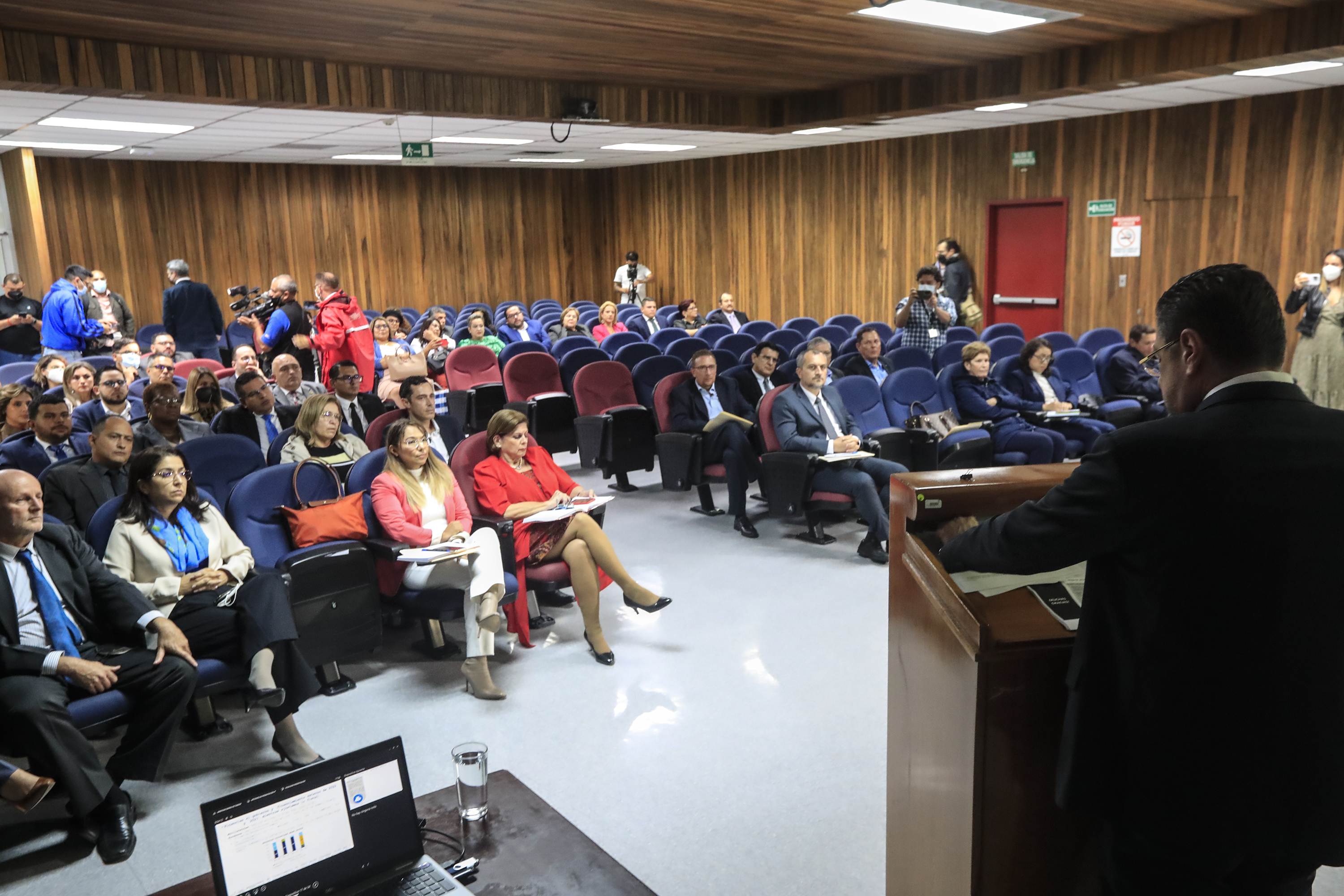 28/04/2022 Sr Rodrigo Chaves, se reunió con los nuevos
diputados en el INS