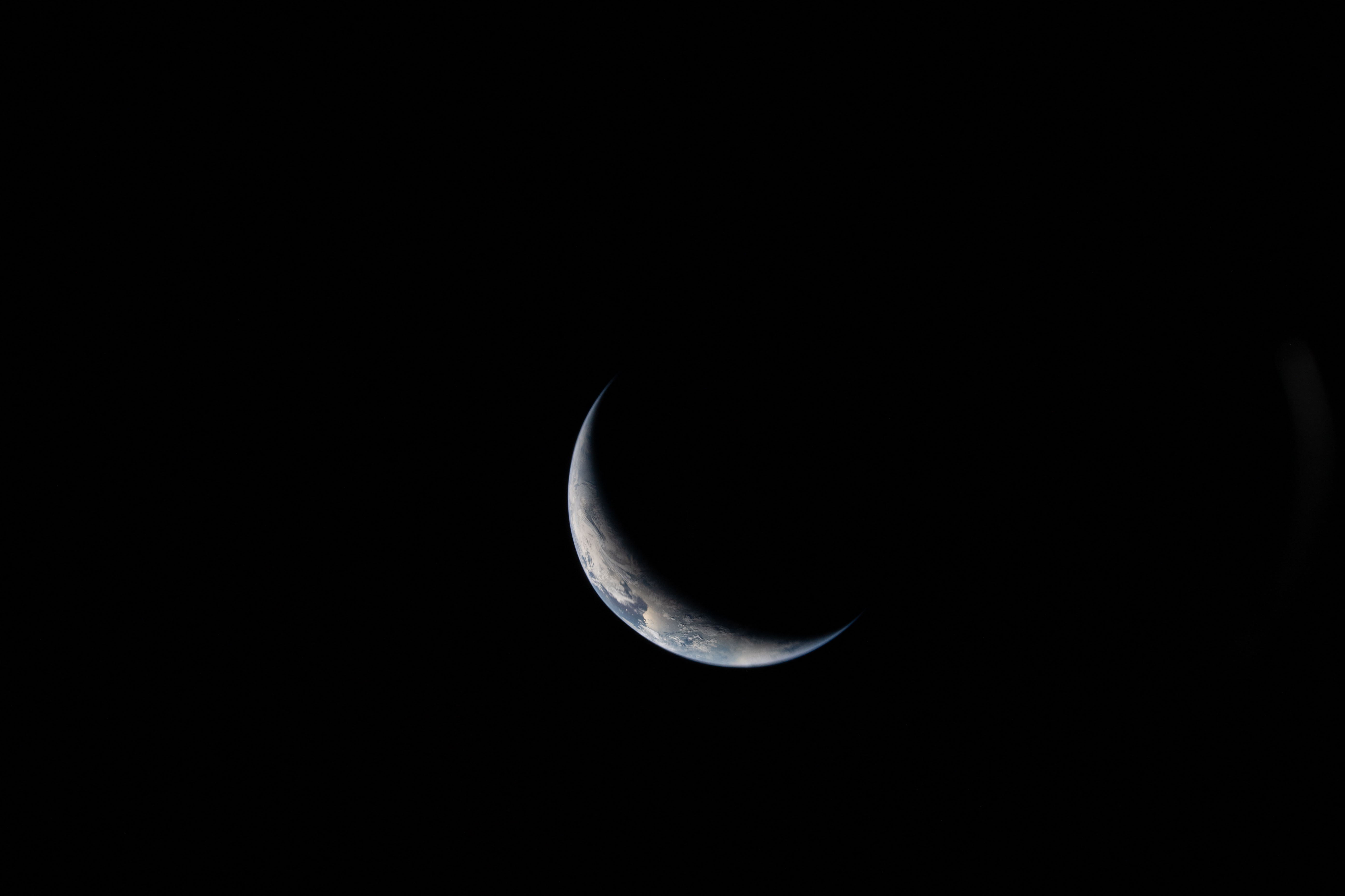 La tripulación de la misión Artemis II observa por primera vez el lado oculto de la Luna.