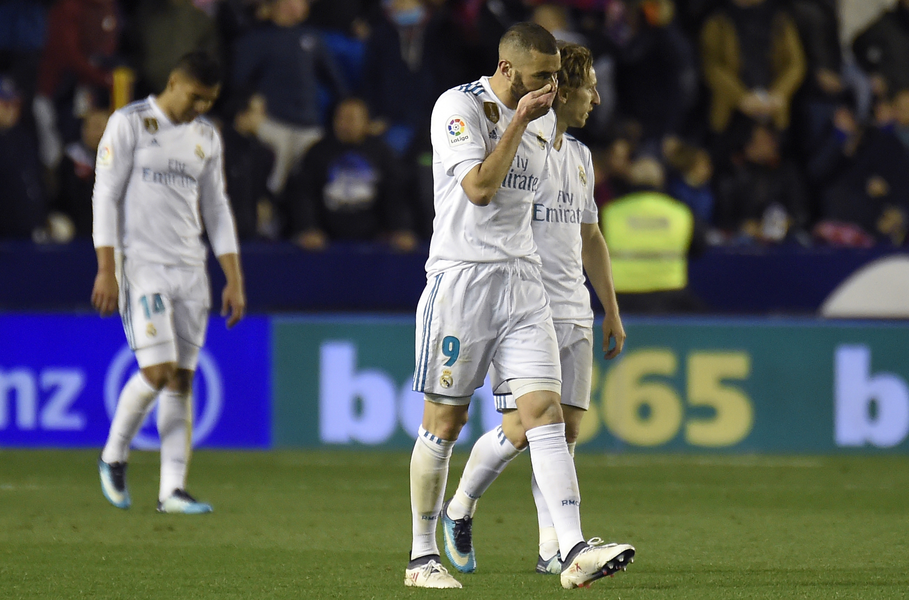 Karim Benzema se lamentó al final del juego frente al Levante. Fotografía: AFP