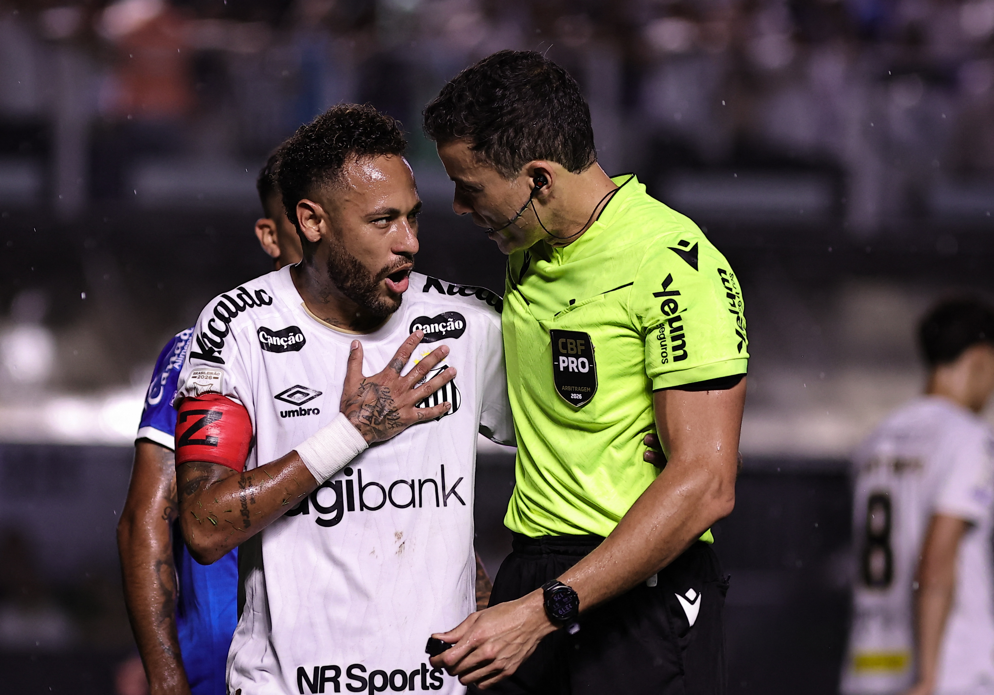 El delantero Neymar conversa con el árbitro luego de ser expulsado en el partido de Santos ante Bahía por el Brasileirao.