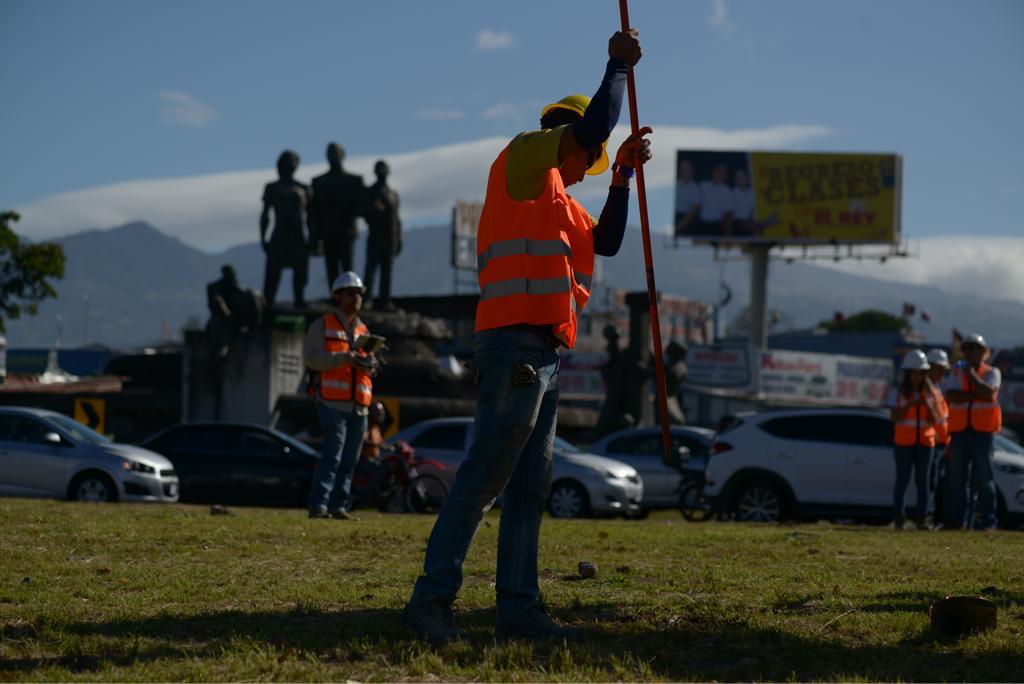 Jafet Martínez, uno de los trabajadores en el nuevo paso a desnivel, este lunes realizando algunas labores previas en la rotonda de Garantías Sociales / José Díaz para LN.