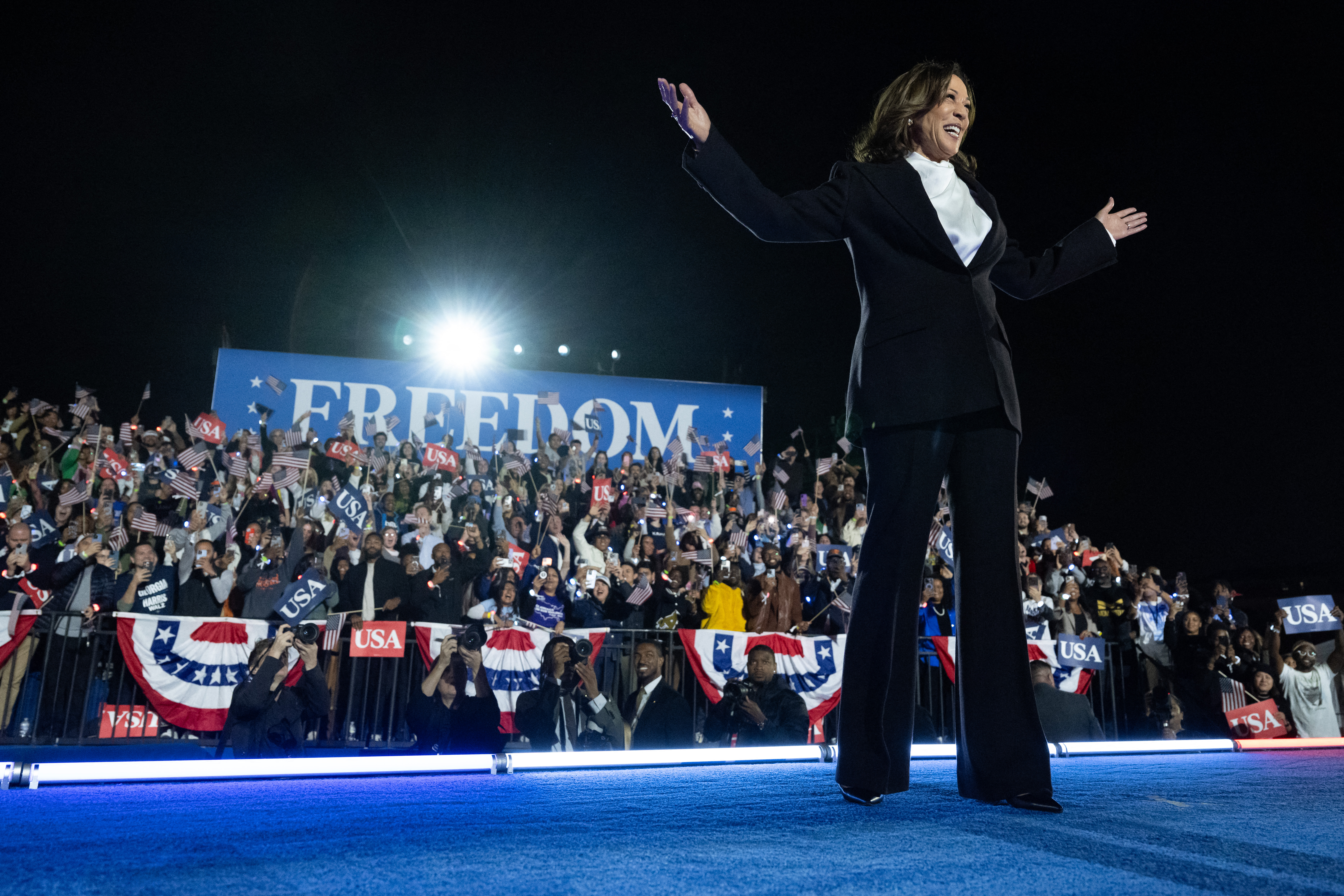 Kamala Harris promete una reforma migratoria que incluya un camino hacia la ciudadanía para los 'soñadores' y trabajadores agrícolas.