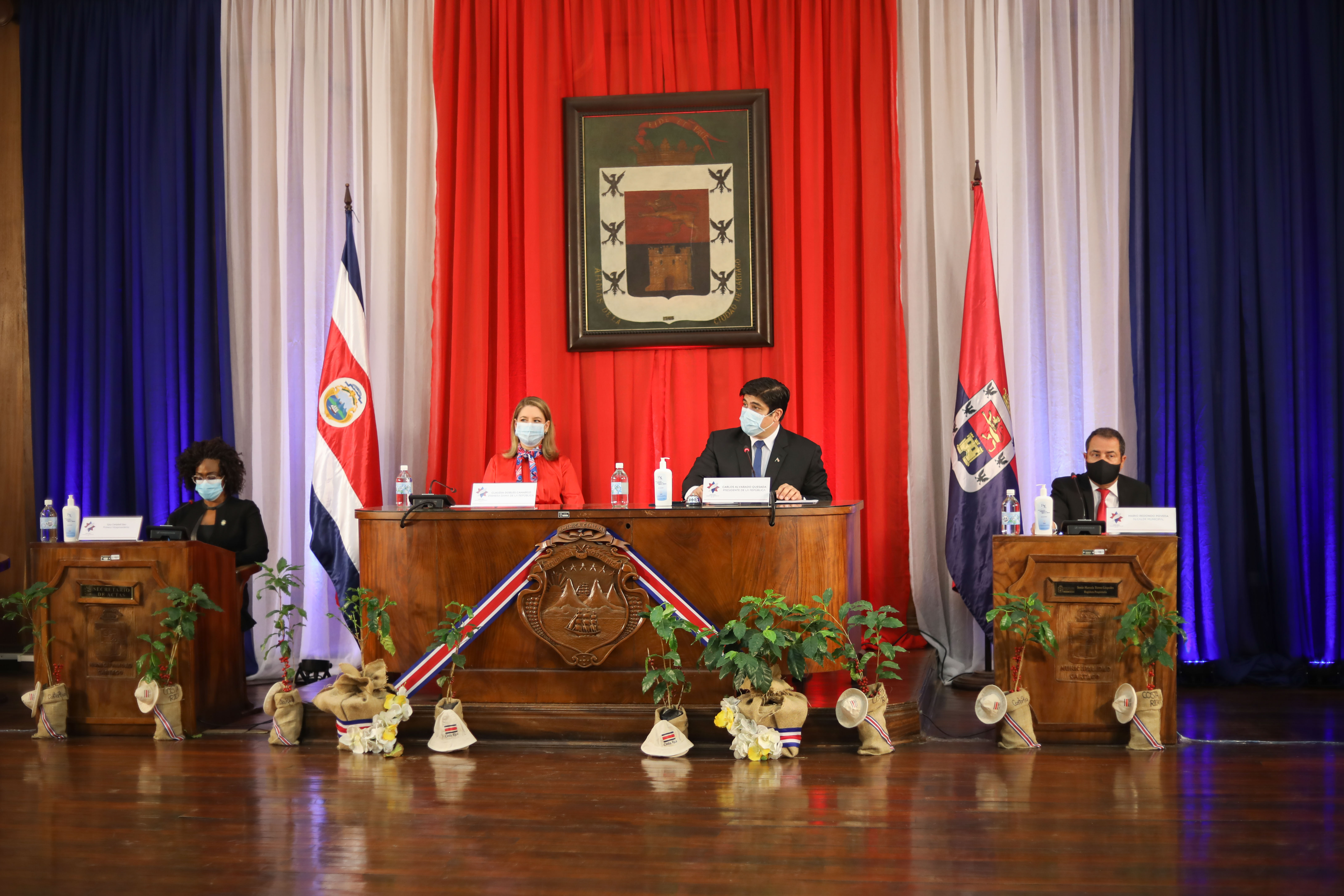 Consejo de Gobierno Cartago y encendido del pebetero frente a la puerta de_Las Ruinas de Cartago_Presidente Carlos Alvarado_Foto Julieth Méndez_14/09/2020