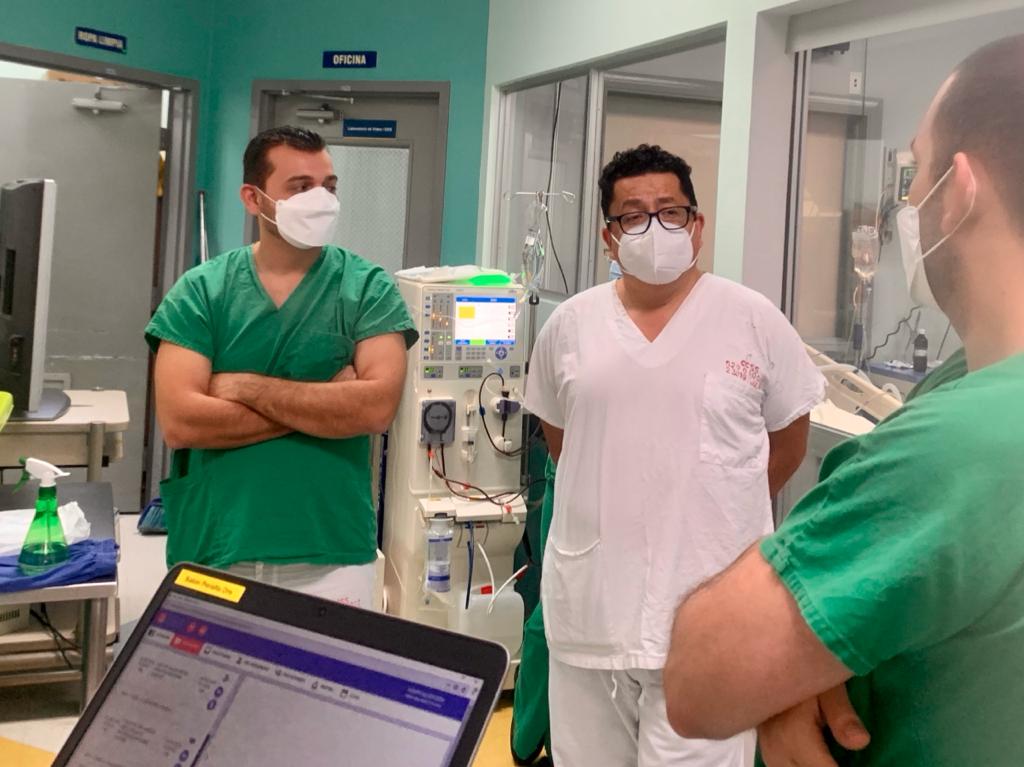 Jaime Solís Quesada, médico intensivista fallecido por causas relacionadas a la covid-19, junto a médicos residentes, una semana antes de enfermar. Foto: Lineth Piedra para LN