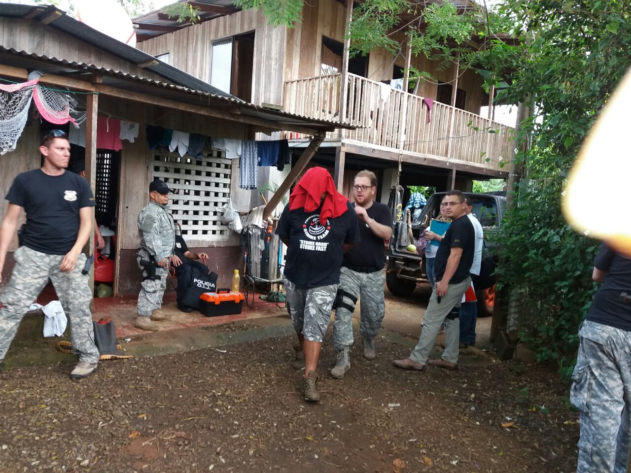 La Policía sorprendió a primera hora de este martes a los supuestos integrantes de una banda dedicada a la venta de drogas en Los Chiles. En la foto, los oficiales llevan detenido a Gorila.