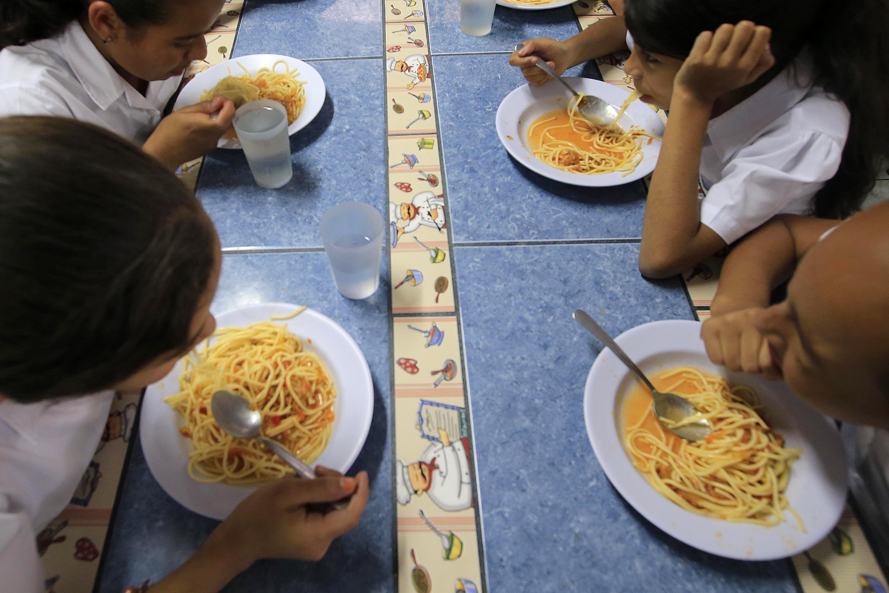 12/04/2018 León XIII. Estudiantes de la Escuela León XIII participando del almuerzo. Este centro educativo hace un esfuerzo para mantener el servicio de comedor de acuerdo con los menús que venían funcionando y no con los nuevos que sugiere el Ministerio de Educación Pública (MEP). Foto: Rafael Pacheco