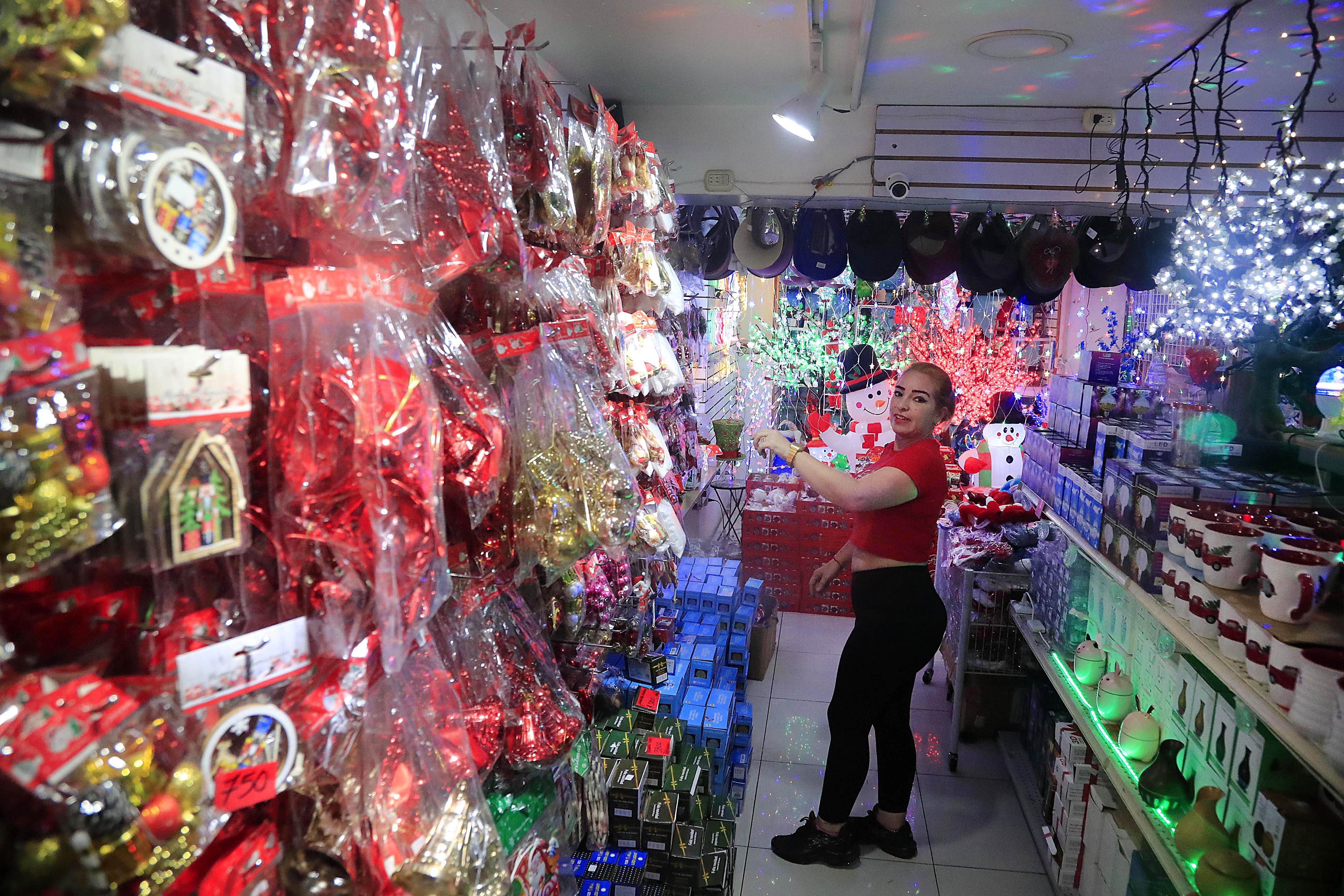 26/10/2023 San José. Recorrido por el avenida central y calles josefinas para ver ambiente de la época navideña, comercio y ofertas de trabajo o empleos de temporada. Muchas tiendas ya ofrecen diversos artículos navideños, ropa, regalos y juguetes, y también se aprecia la presencia de consumidores que quieren adelantarse y no dejar las compras de Navidad para última hora.