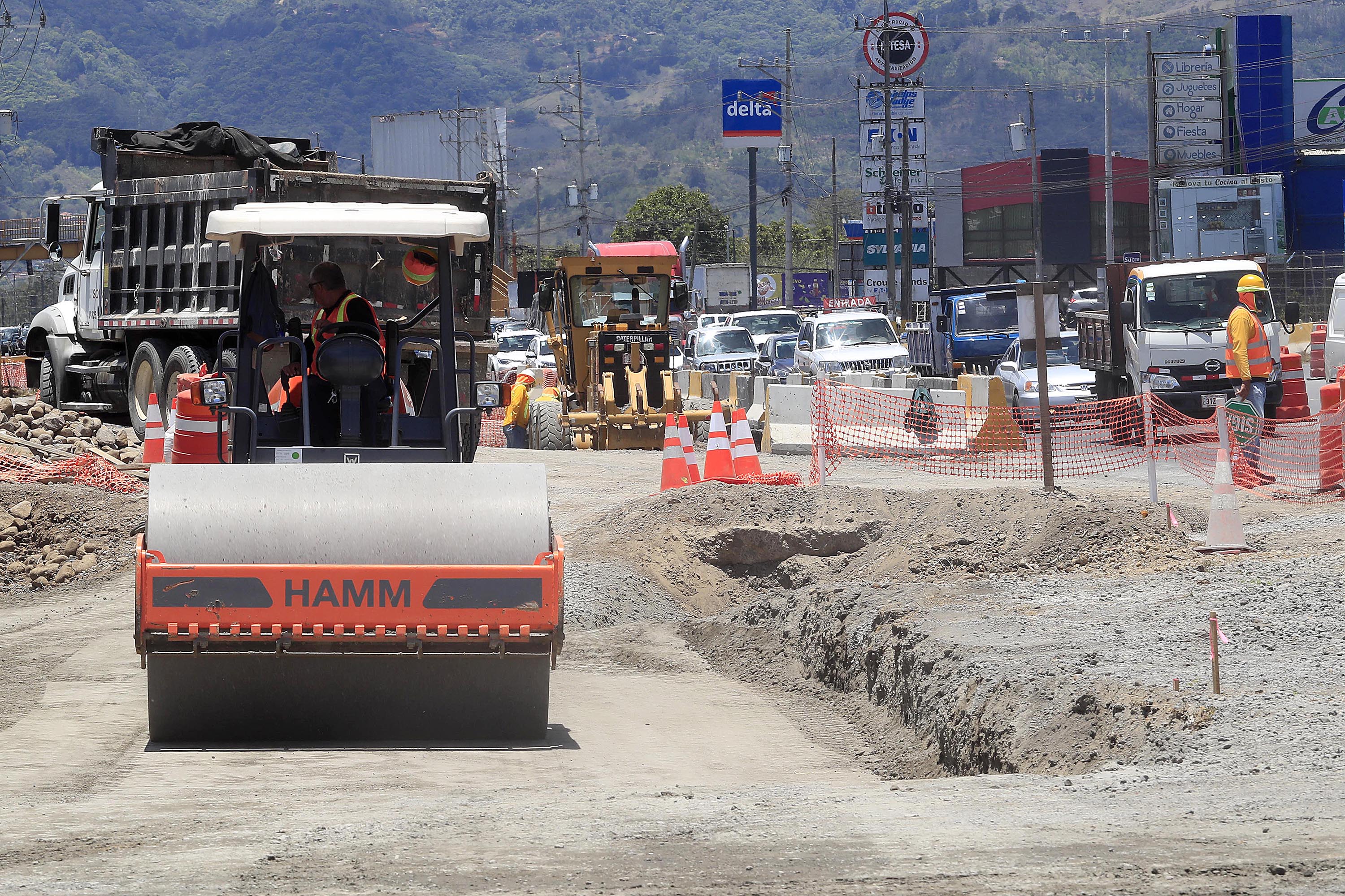 11/04/2022 Cartago. Continúan los trabajos en el tramo Taras-La Lima. Al parecer están finalizados, o al menos bien avanzados, los trabajos de colocación de tuberías para encauzar el agua llovida. Ahora las labores se enfocan en aplanar el terreno e ir pavimentando los nuevos carriles al lado de la carretera principal o existente. Esto obliga a controlar el paso de vehículos y las consecuentes presas tanto para salir como para ingresar a Cartago.