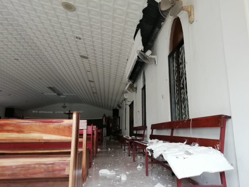 La iglesia católica de Laurel de Corredores sufrió desprendimiento de parte del cielorraso debido al temblor de 6,7 grados del martes 25 de junio. Foto cortesía de Colosal Informa.