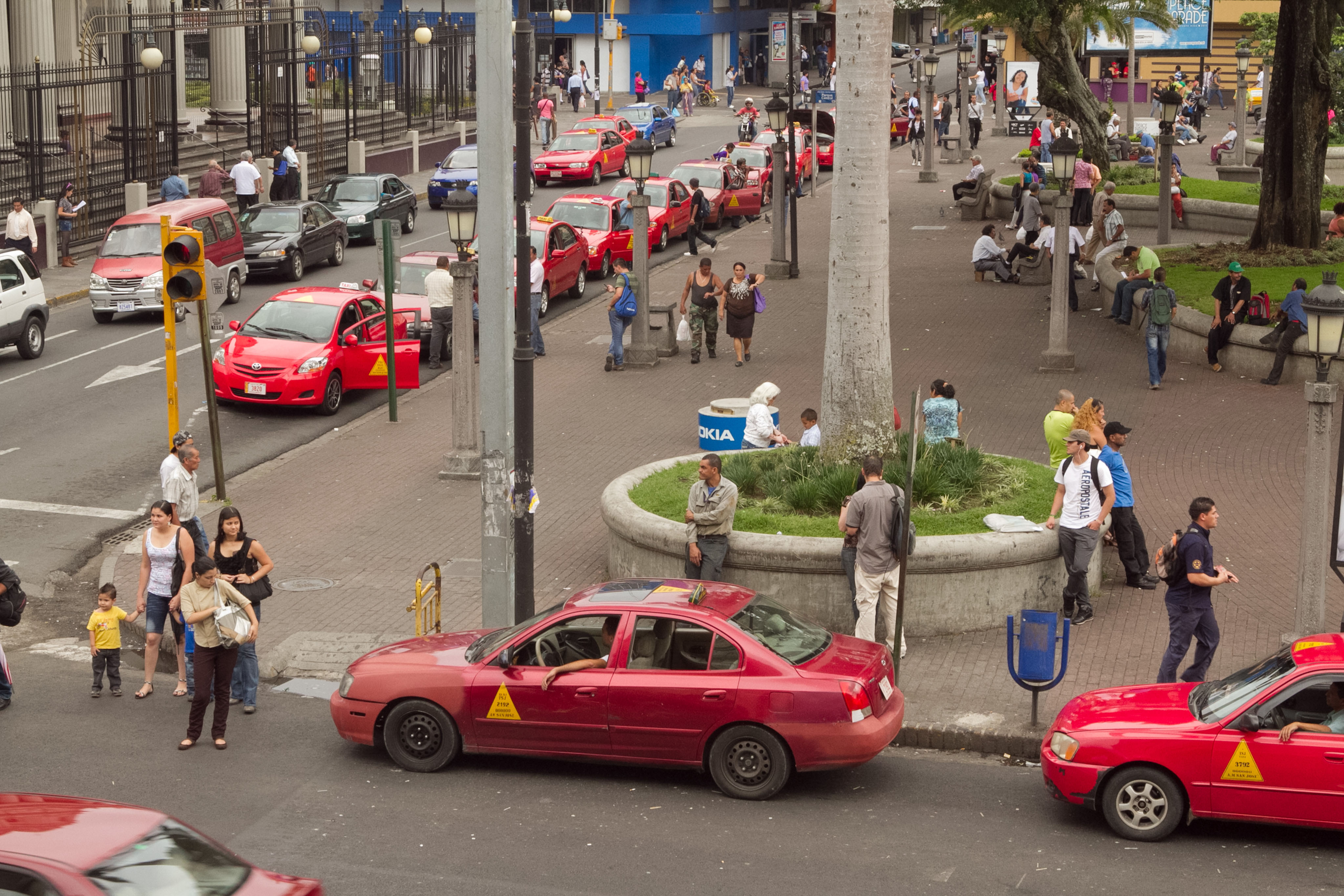Aquellos que prefieren el taxi tradicional (52% del total) tienden a residir principalmente fuera de la área metropolitana.