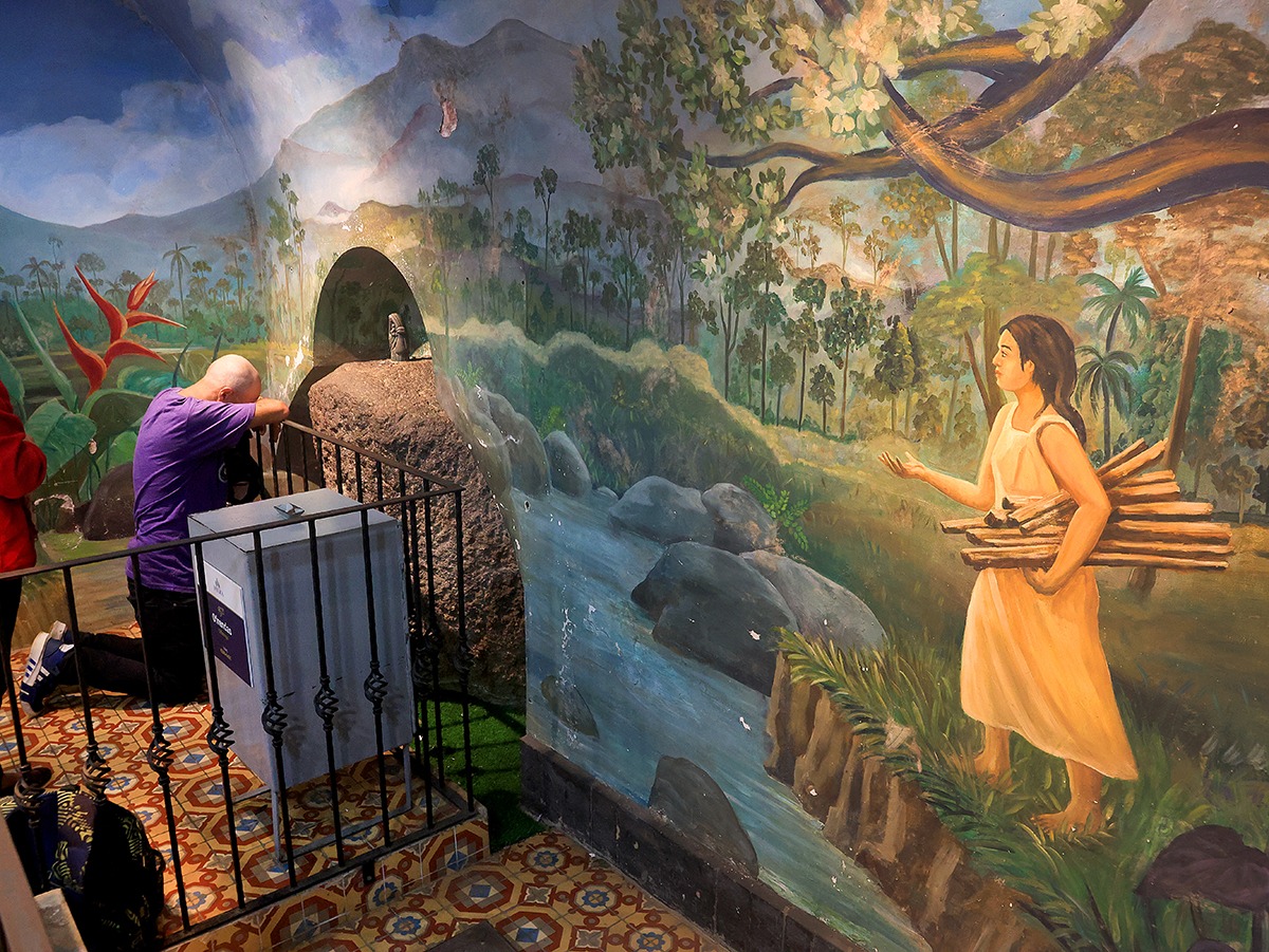 Desde antes de la romería, varias personas visitan a la Virgen de los Ángeles.
Fotografía: Rafael Pacheco