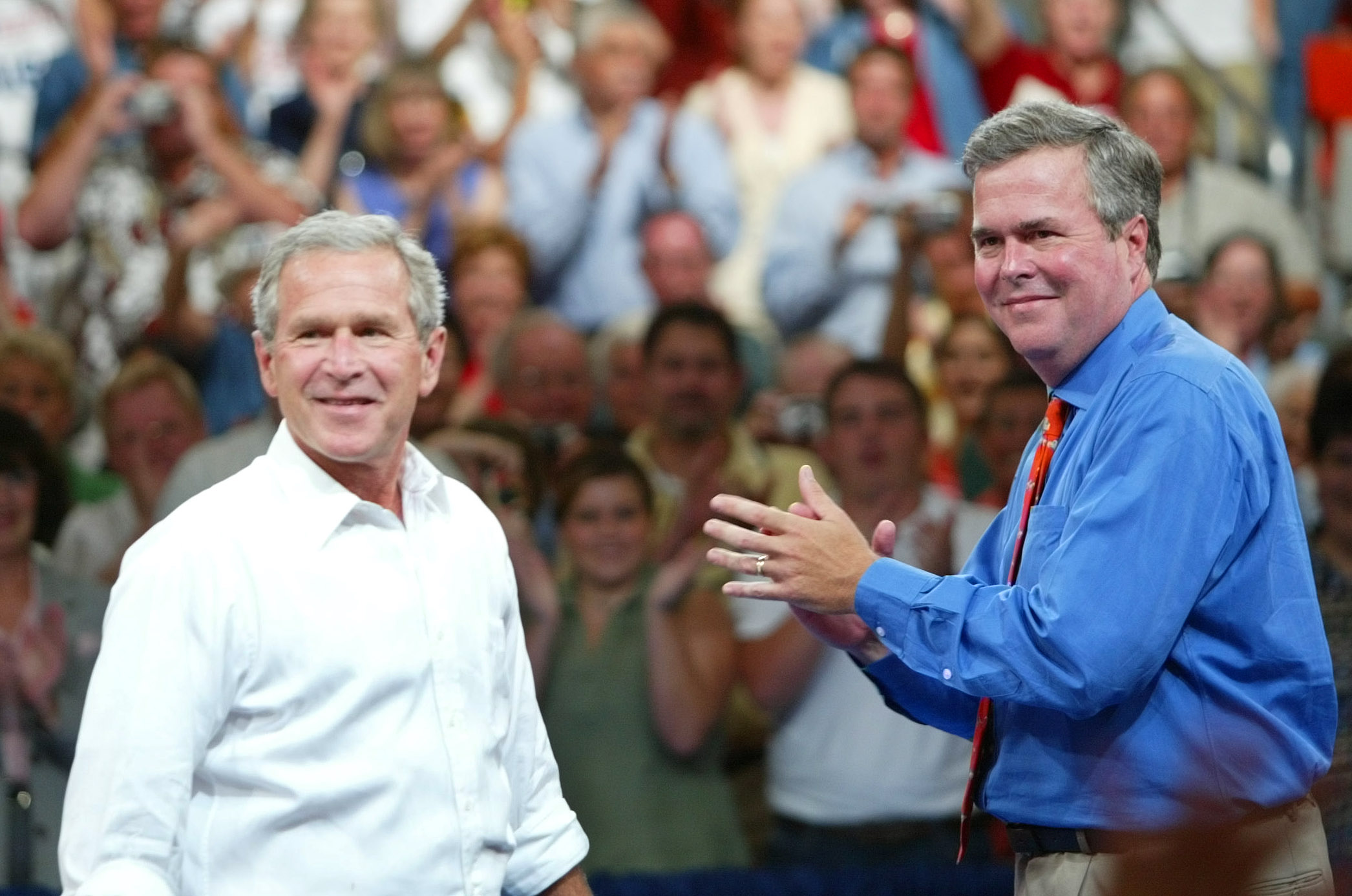 El presidente George W. Bush (izq) junto a su hermano el gobernador de Florida, Jeb Bush.