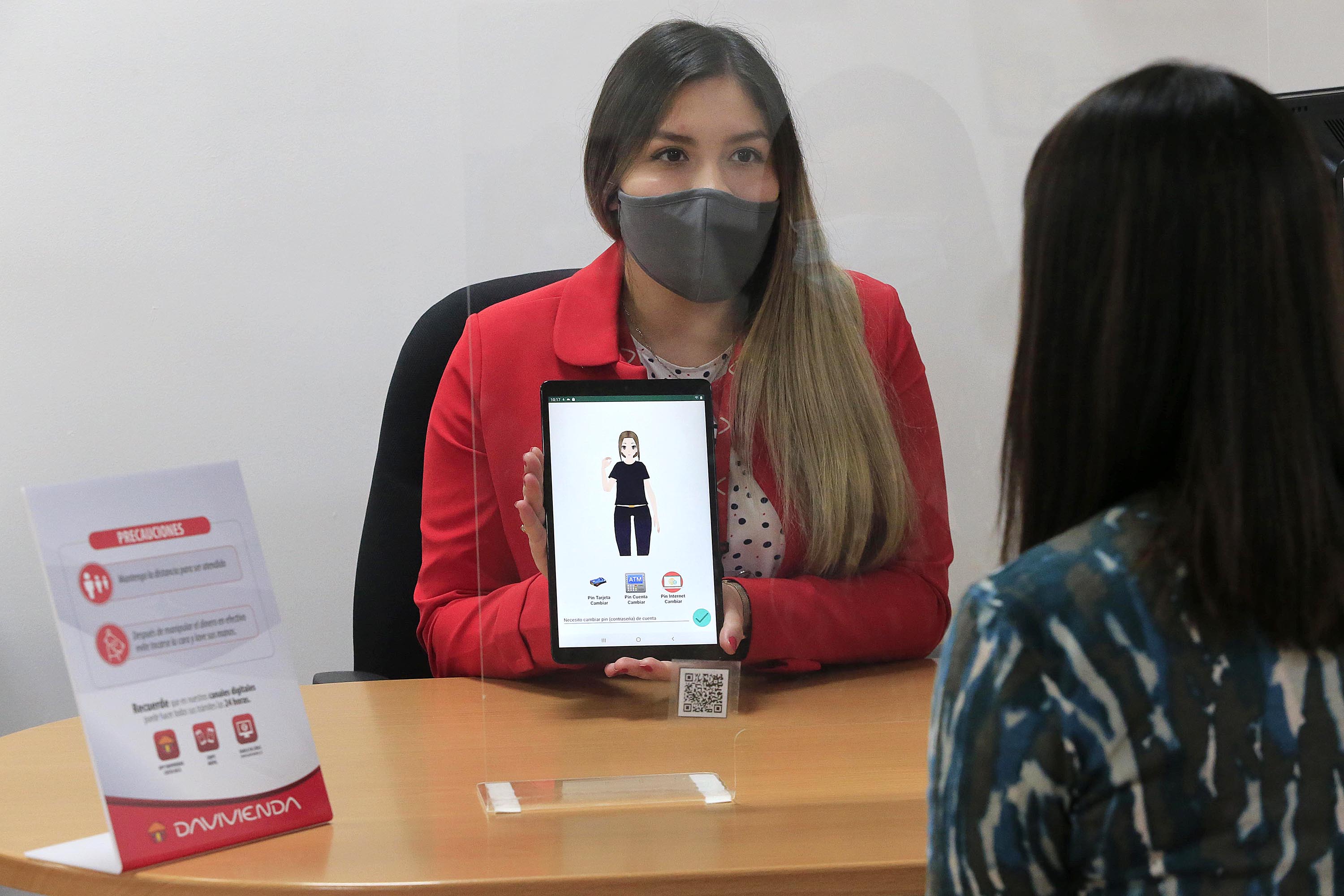 16/04/2021 San José. Davivienda utiliza la asistente virtual Sara para atender a la población sorda; mediante esta aplicación las personas con discapacidad auditiva se comunican con los funcionarios bancarios. La aplicación lo que hace es traducir del lenguaje lesco al español y vicecersa. Cuando llega una persona sorda al banco le dan una tableta para que use Sara y se comunique con el funcionario. Foto: Rafael Pacheco