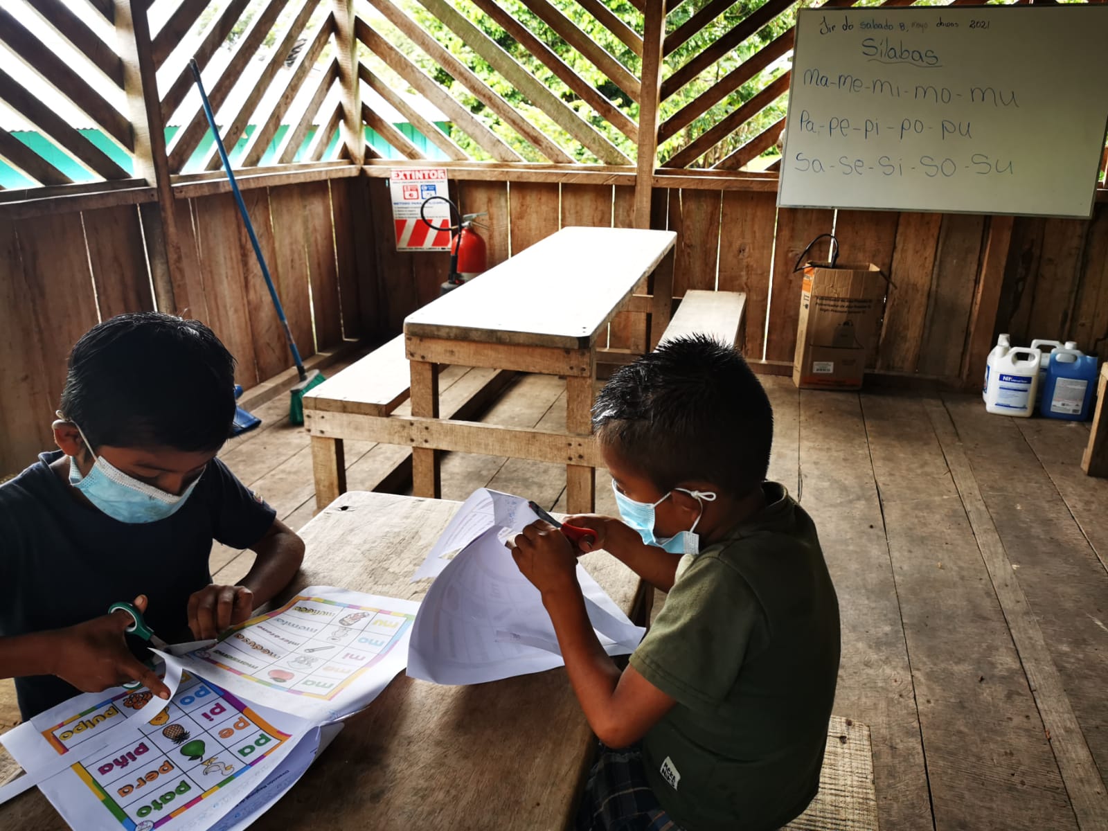 El docente José Atencio, de la escuela Bleito en Alto Telire de Talamanca, a pesar de tener conocimientos en el uso de la tecnología no la puede aplicar a la educación debido a que en esa zona no hay Internet ni electricidad. Sus alumnos de primer grados han recibido clases con recursos tradicionales durante la pandemia. Foto José Atencio.