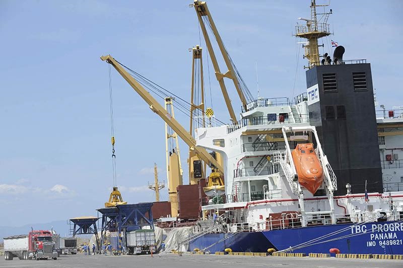 Los granos que importa Costa Rica (arroz, maíz, soya, sorgo) entran por el puerto de Caldera.