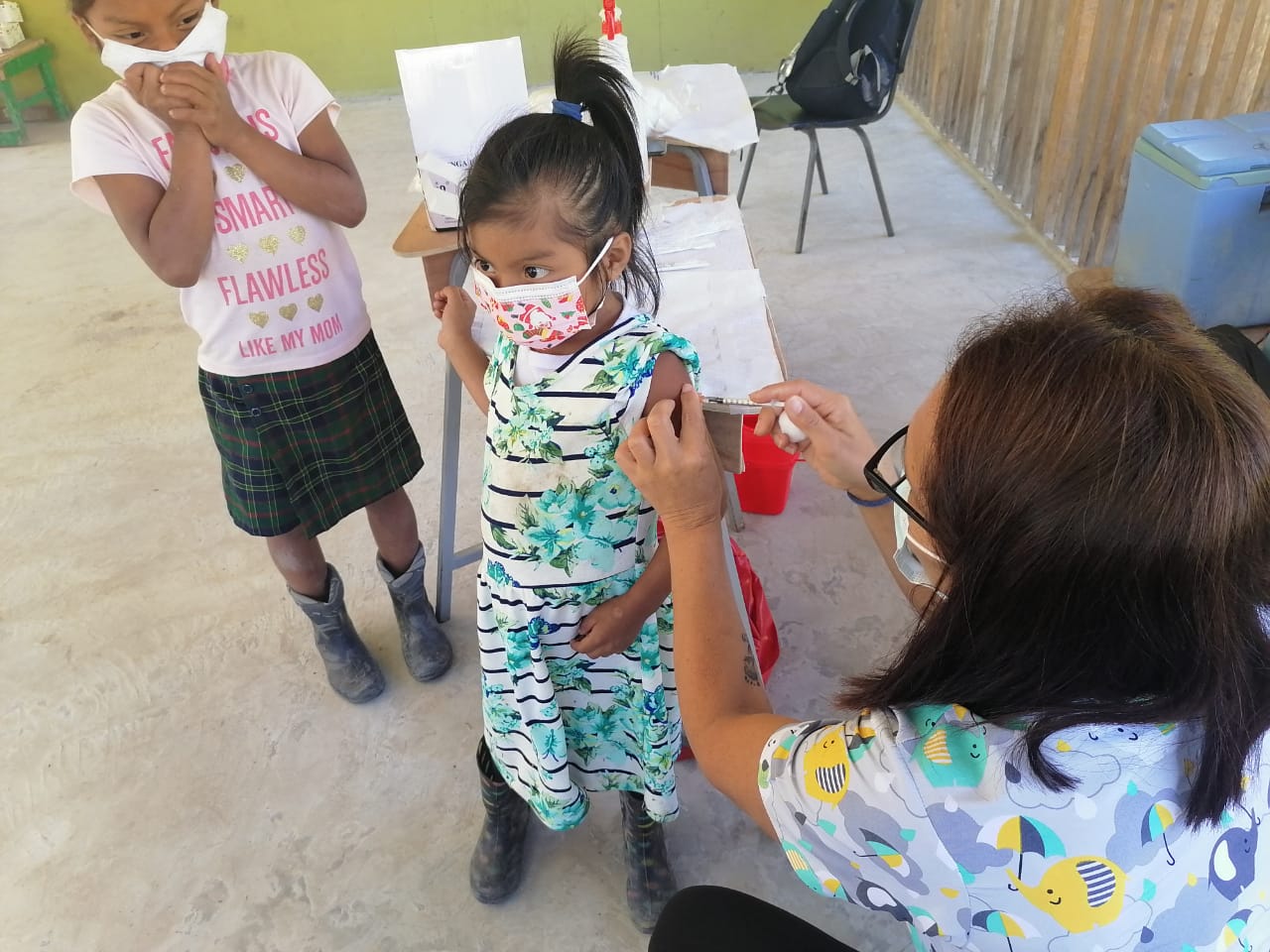 07/03/2022, Cartago, Funcionarios del ebáis de Grano de Oro del área de salud Turrialba-Jiménez de la Caja Costarricense de Seguro Social (CCSS) vacunaron a 244 personas, con edades entre 5 y 17 años de las comunidades indígenas de Ñari, Jarey, Jamari-Tawa, Tkak ri y Tsuebata ubicadas en Alto Chirripó.
El vacunatorio se habilitó en la escuela de Ñari, tanto el equipo de la Caja como los menores y sus padres tuvieron que caminar largas distancias para llegar al punto de encuentro. Fotografía de la CCSS