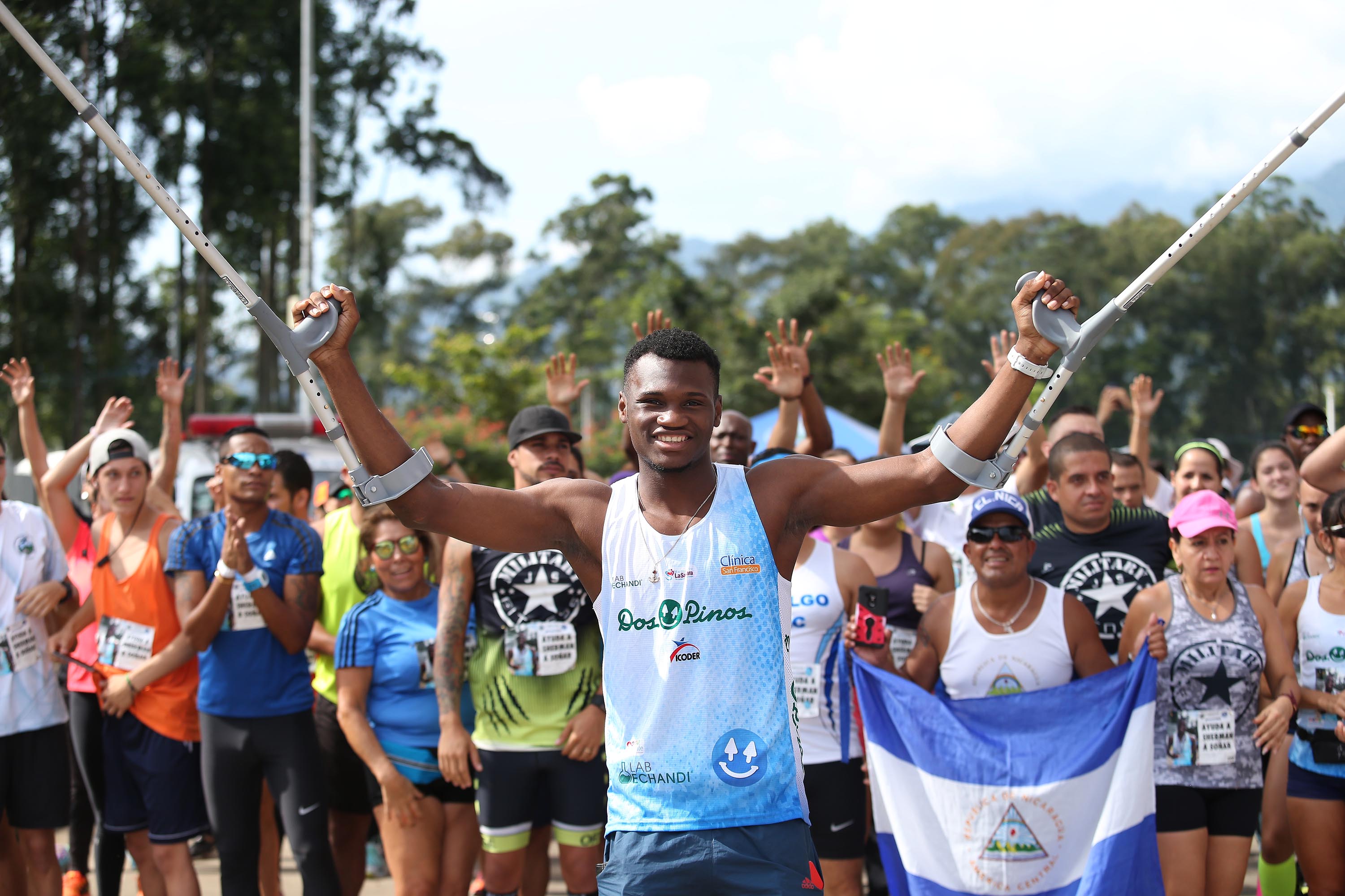 Antes de que iniciara la 'Sherman Run and Walk', los participantes alzaron las manos en señal de victoria y Sherman los acompañó.