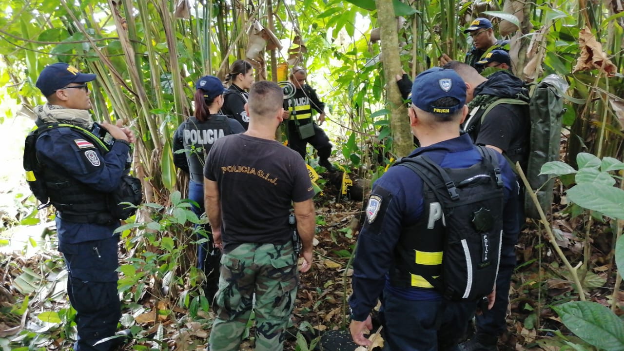 La Policía continúa con la búsqueda de más evidencias. Foto: Cortesía