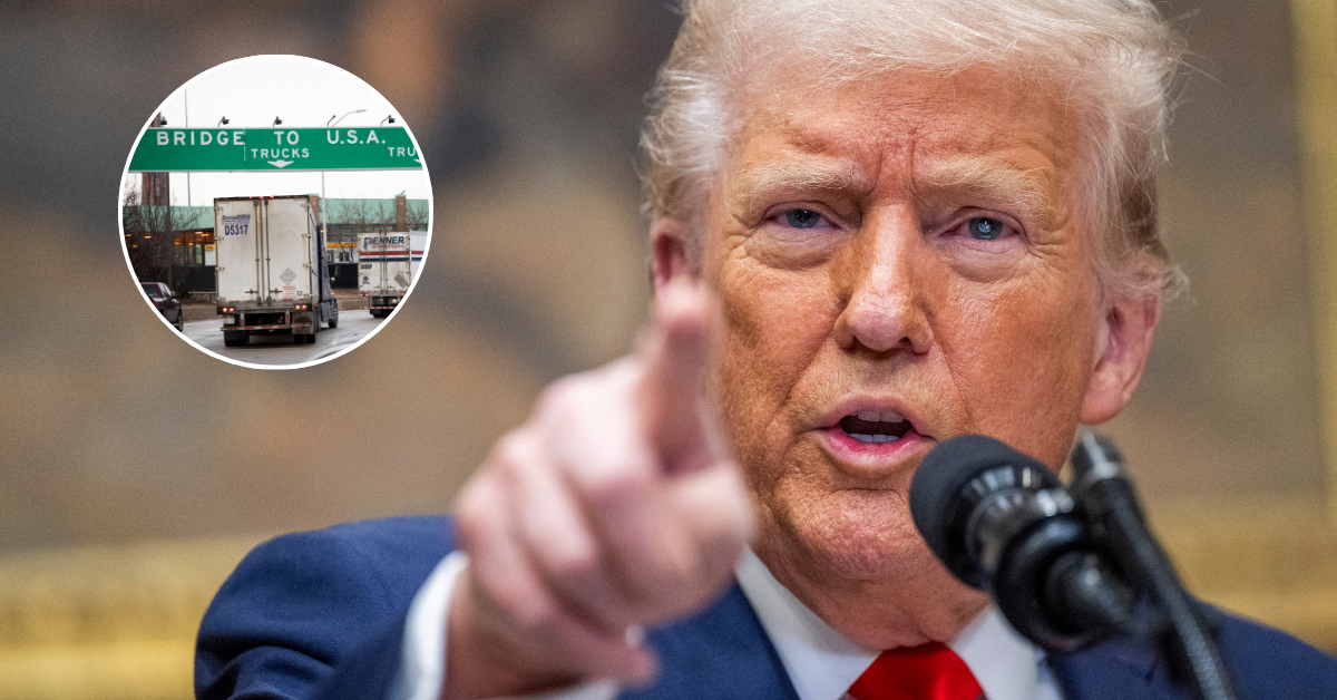 onald Trump en una conferencia de prensa señalando hacia el público. En un recuadro, una imagen de camiones en la frontera con un letrero que indica la entrada a Estados Unidos, representando las tensiones comerciales tras el anuncio de nuevos aranceles.