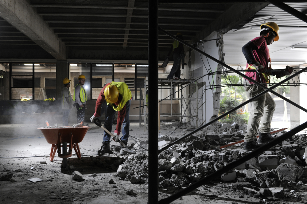 07-02-17, Fotografías de hombres trabajando en construcción para fines ilustrativos, en la foto izquierda Nelson Blandon Aguirre y Juan Carlos Castro Arias, Foto Rafael Murillo