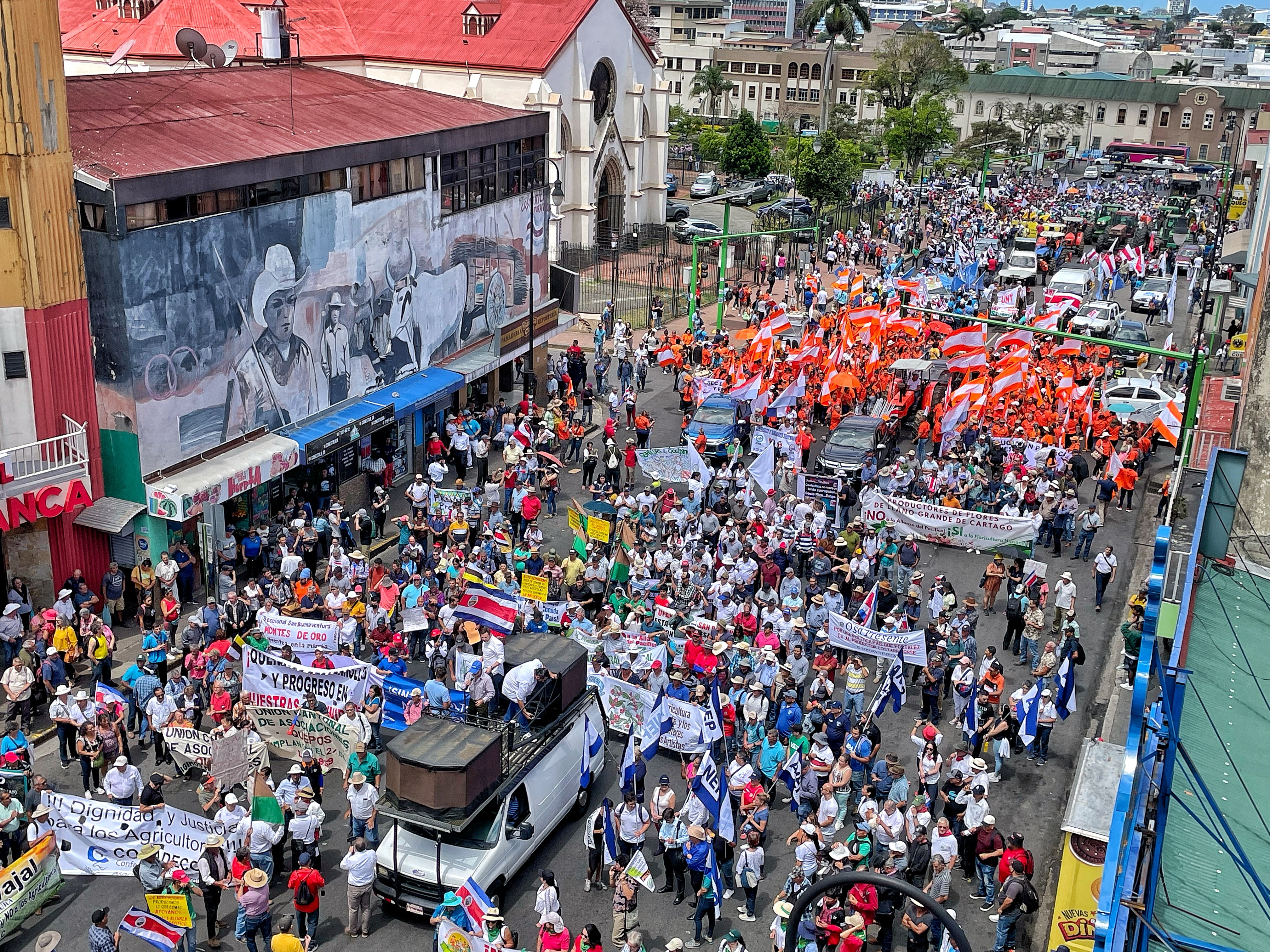 29/03/2023/ cientos de agricultores provenientes de diferentes zonas del país se manifiestan con una marcha pacífica en la avenida segunda contra la posibilidad de unirse a la Alianza del Pacífico / foto John Durán