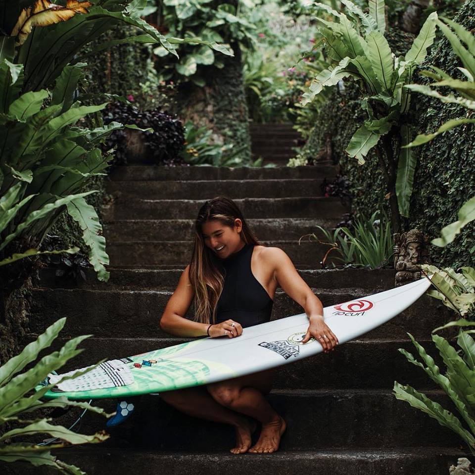 10-5-2018 Brisa Hennessy
Brisa Hennessy vivió los primeros ocho años de su vida en Costa Rica antes de trasladarse a Hawaí con sus papás. La surfista se proclamó campeona Panamericana en sábado anterior en playa Punta Rocas, en Lima Perú.
Fotografía: Tomadas del Facebook de Brisa Hennessy