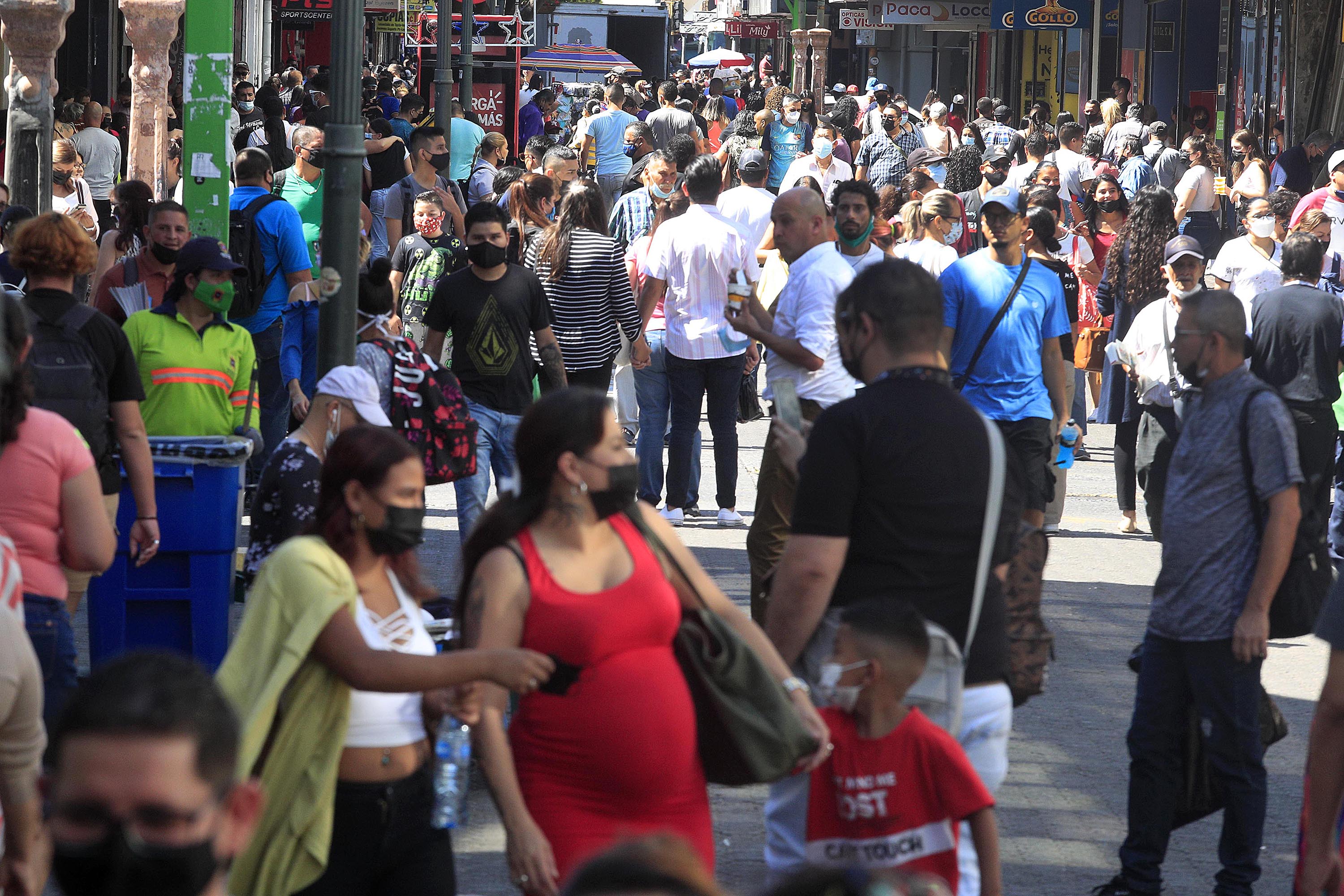22/12/2021 Avendia Central, San José. En medio del tumulto por las compras de última hora antes de Navidad, y pese al insistente llamado de las autoridades de Salud ante la amenaza latente de una tercera ola de covid-19, todavía se nota a muchas personas llevando mal colocada la mascarilla o sin usarla del todo.