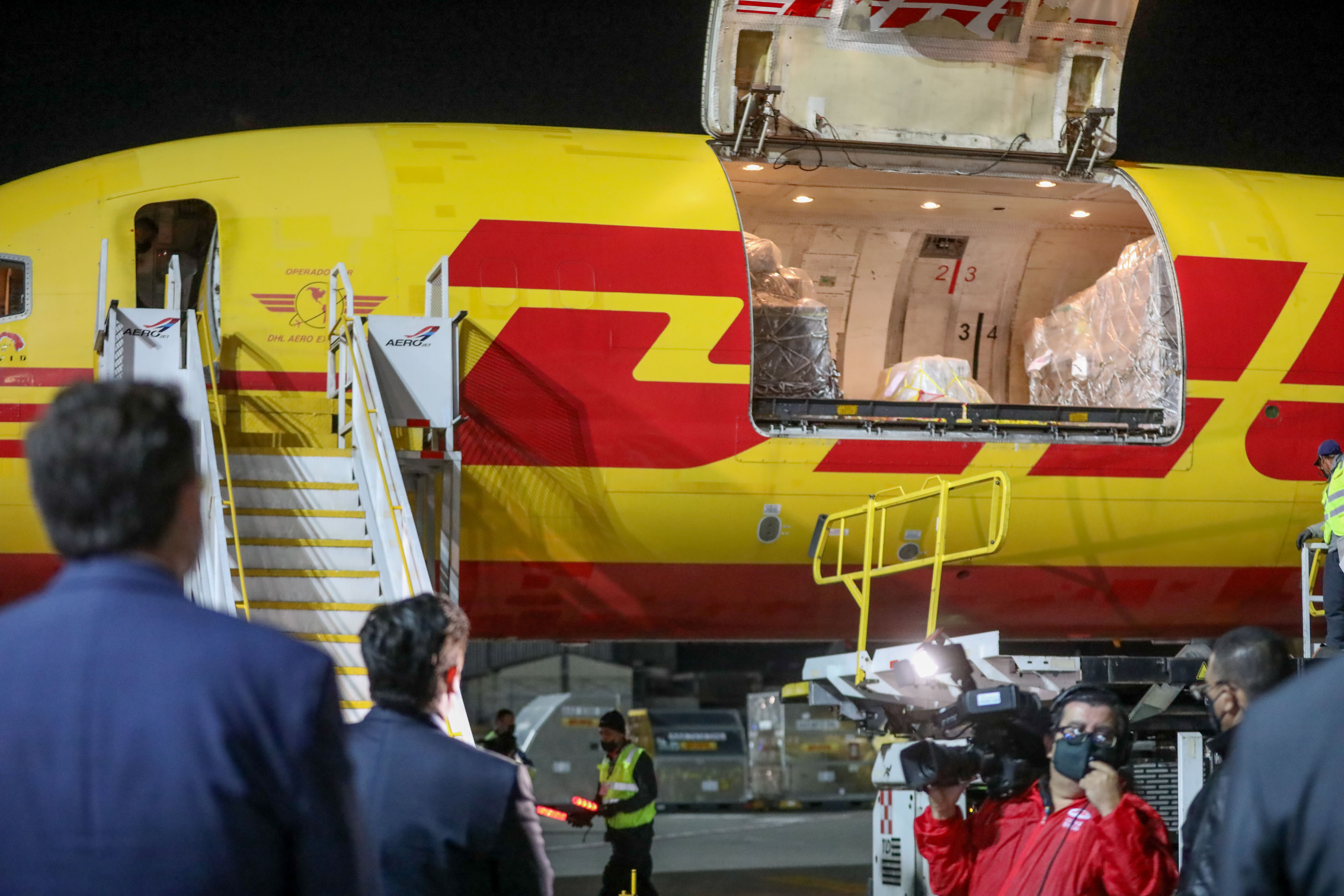 Un avión Boeing 757-27A de DHL Aero Expreso trajo dos cajas con 4.875 dosis cada una. Cada una de las cajas contiene 1.950 frascos con cinco vacunas cada uno. Foto: Presidencia