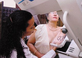 Lillian Alvarado se practica la prueba de mamografía para detectar el cáncer de mama.
| CARLOS LEÓN