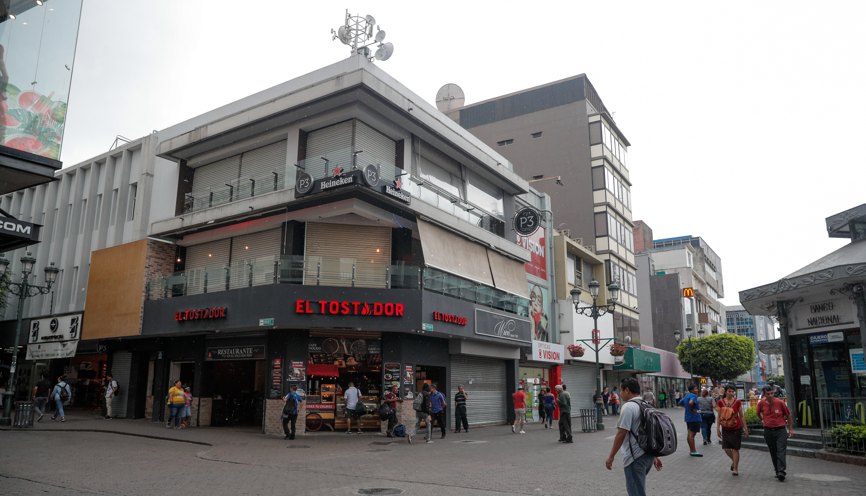 13/4/2020. San José. Ambiente en el centro de San José luego de la Semana Santa. Poca gente, varios comercios cerrados, filas para entrar en algunas tiendas, los parques continúan cerrados, presencia policías constante. Foto Jeffrey Zamora