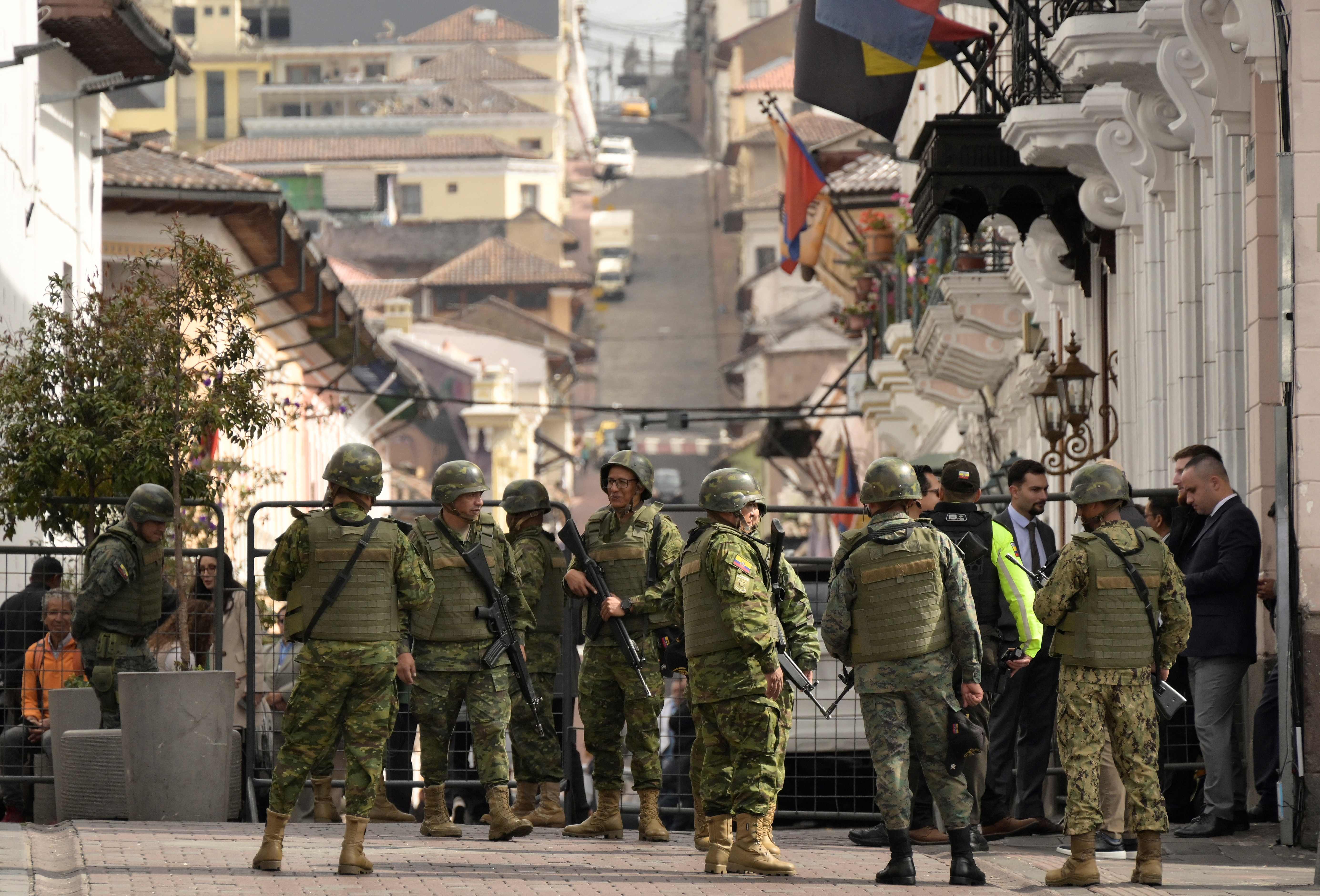 Security forces stand guard outside of Carondelet Palace in Quito on January 10, 2024, as Ecuador remains in a state of emergency following the escape from prison of a dangerous narco boss. Ecuador's president Daniel Noboa gave orders on Tuesday to "neutralize" criminal gangs after gunmen stormed and opened fire in a TV studio, as bandits threatened random executions on a second day of terror in the country. Gangs declared war on the government after Noboa announced a state of emergency following the prison escape on January 7 of one of Ecuador's most powerful narco bosses. (Photo by STRINGER / AFP)