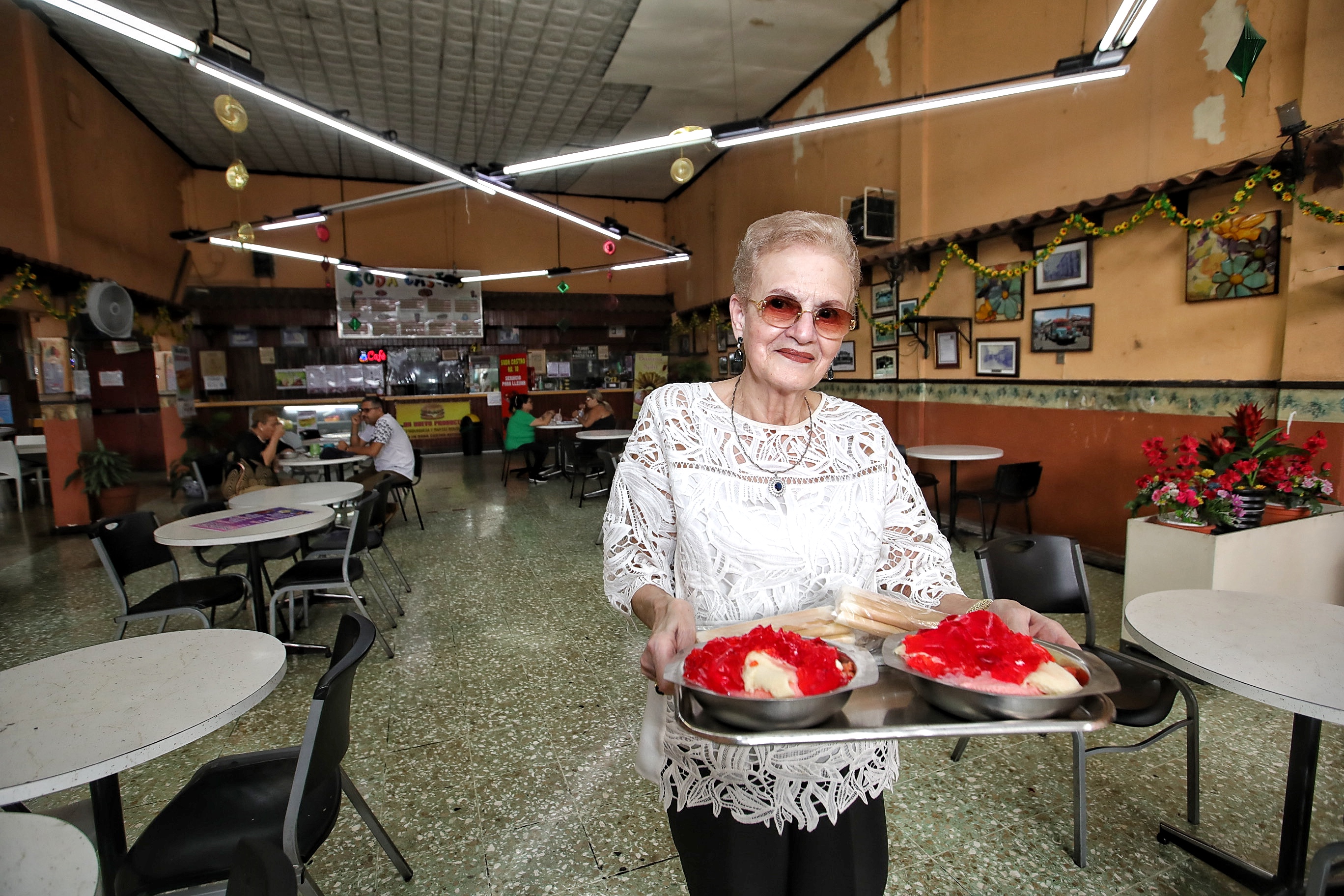 La Soda Castro, ubicada en avenida 10 en el centro de San José, abrió en 1949 como una pequeña venta de helados "de palito". No fue hasta 1955 que el papá de Flor de María Castro, Abel Castro, implementó las famosas ensaladas de frutas que se venden hasta el día de hoy