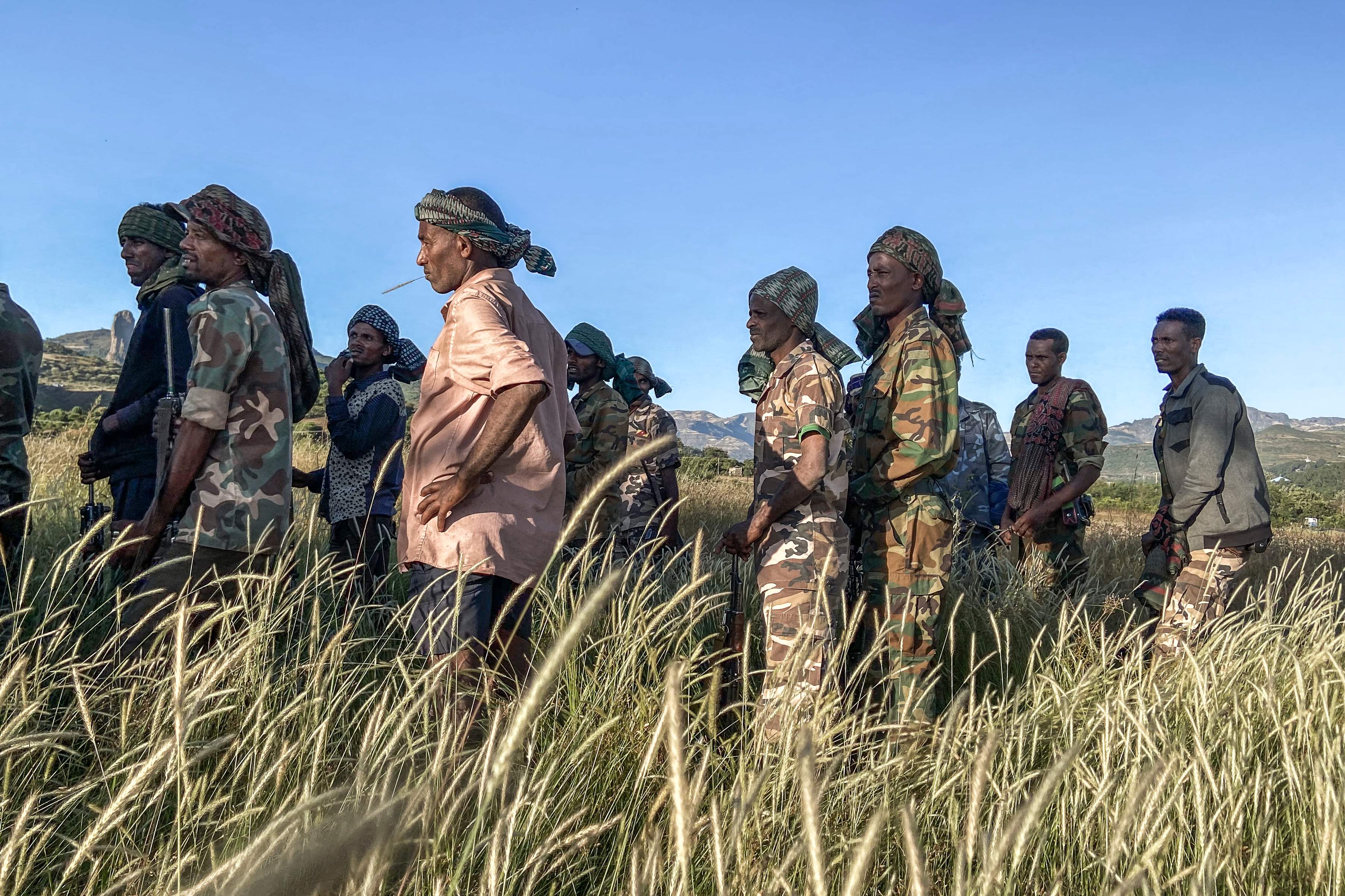 TOPSHOT - Amhara militia men, that combat alongside federal and regional forces against northern region of Tigray, receive training in the outskirts of the village of Addis Zemen, north of Bahir Dar, Ethiopia, on November 10, 2020. (Photo by EDUARDO SOTERAS / AFP)