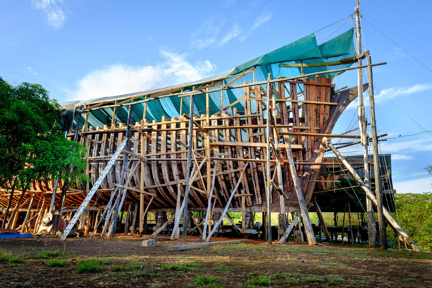 El buque Ceiba, que será impulsado por velas y energía eléctrica por hidrógeno, se construye en Punta Morales, en la provincia de Puntarenas. (Foto: Jeremy Starn, Sailcargo INC para LN)