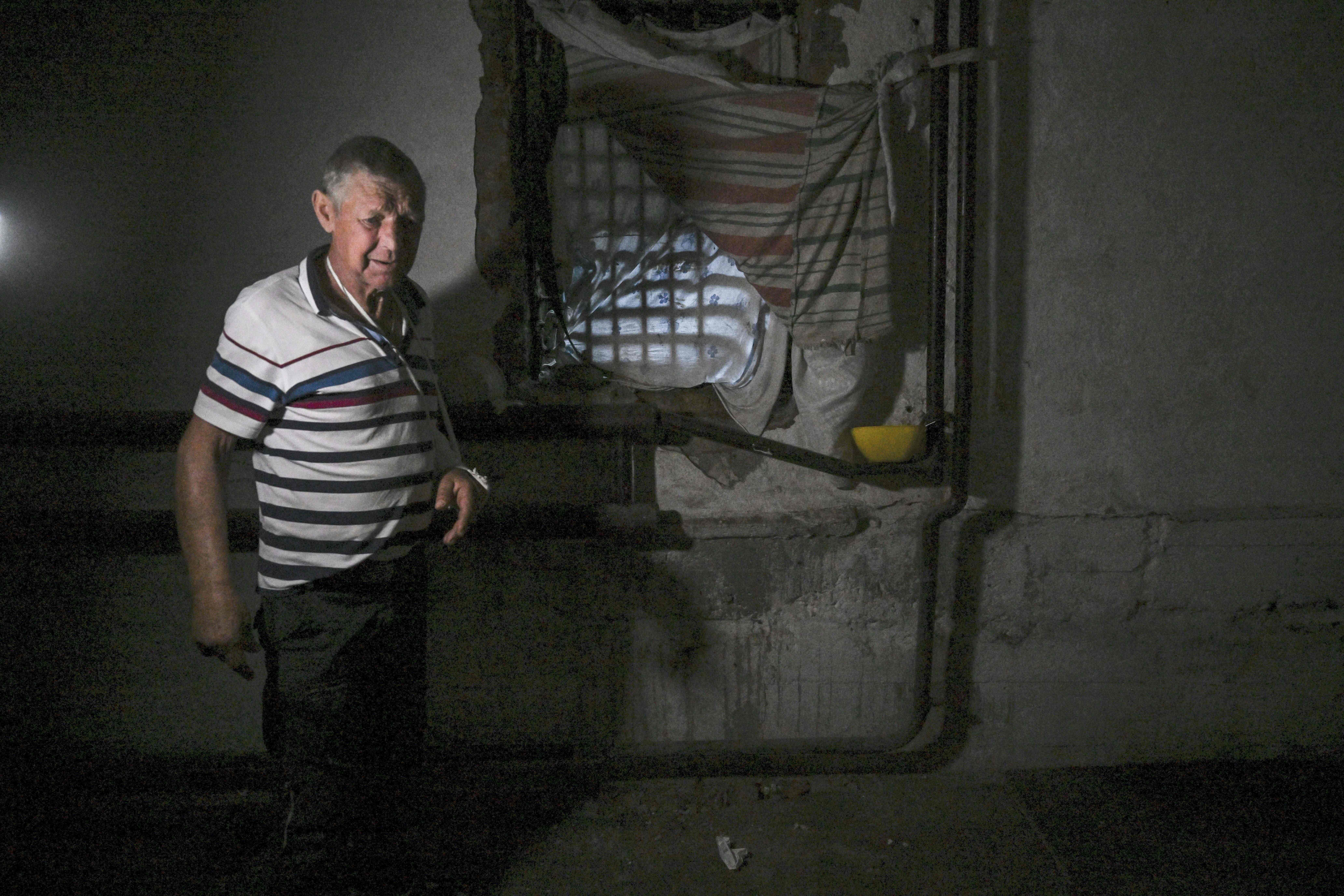 Mykhailo Tchindey (Chindey) stands in a prison cell in a destroyed police station of in Izyum, eastern Ukraine on September 18, 2022. - In Kupiansk, Izum, Balaklyaya, in eastern Ukraine, towns freshly recaptured by Ukrainian forces, stories of arbitrary detentions and torture by the occupiers are coming to light. In the hospital in Izum, 67-year-old Mykhailo Chindey has recently started to walk again. His arm in a cast and sling is a painful reminder of the Russian presence in the city.
"On 27 August, the school near my house was bombed," he told AFP. "There were Russian soldiers in it and there were many dead and wounded," he said.
Translated with www.DeepL.com/Translator (free version) (Photo by Juan BARRETO / AFP)